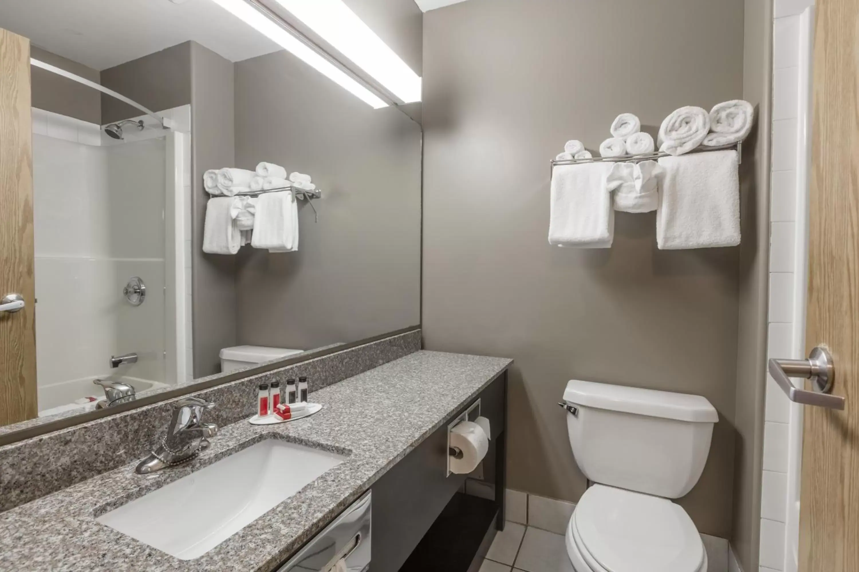 Bathroom in Super 8 by Wyndham Vermilion AB