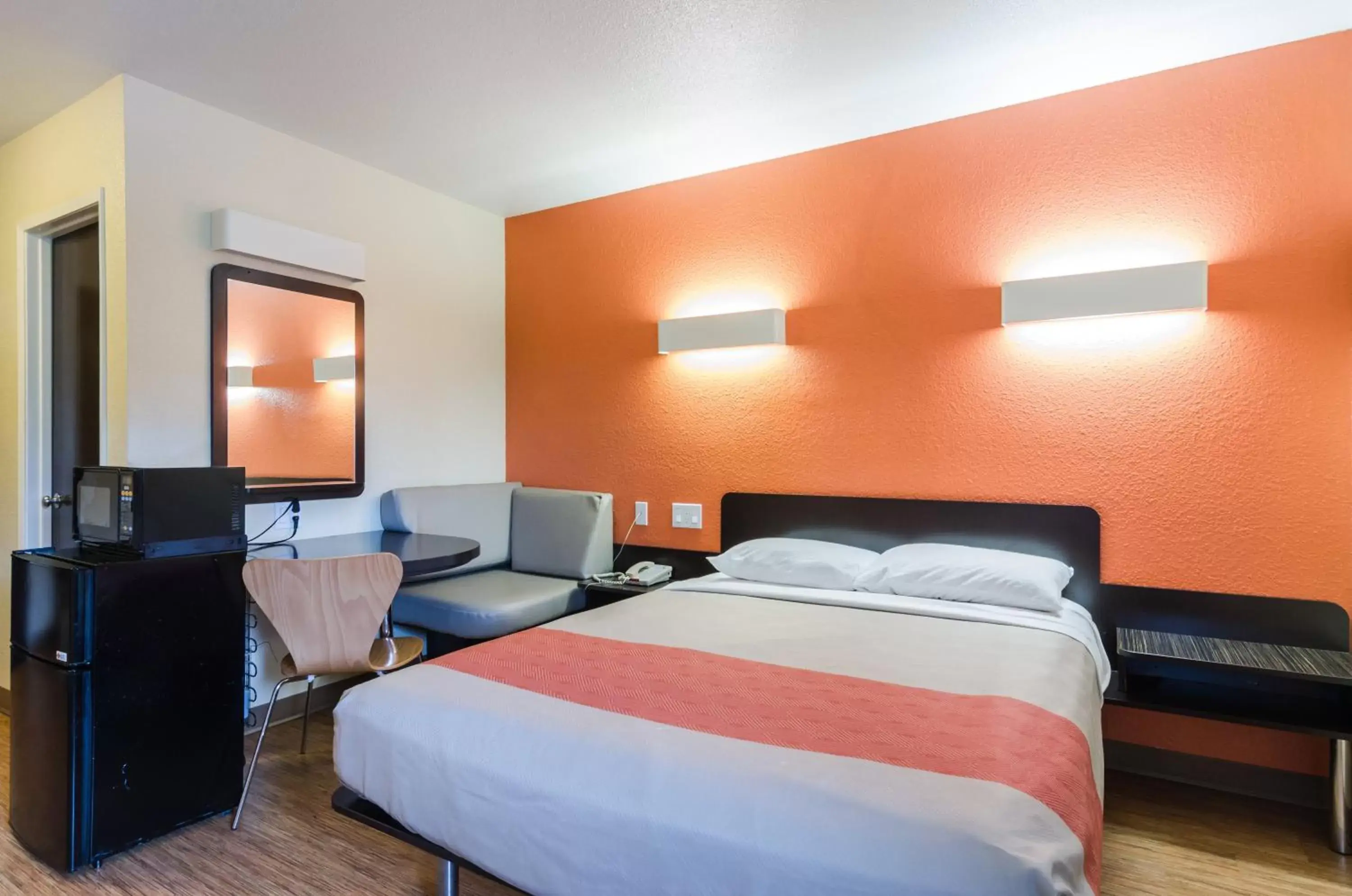 Bedroom, Bed in Motel 6-Seattle, WA - Sea-Tac Airport South