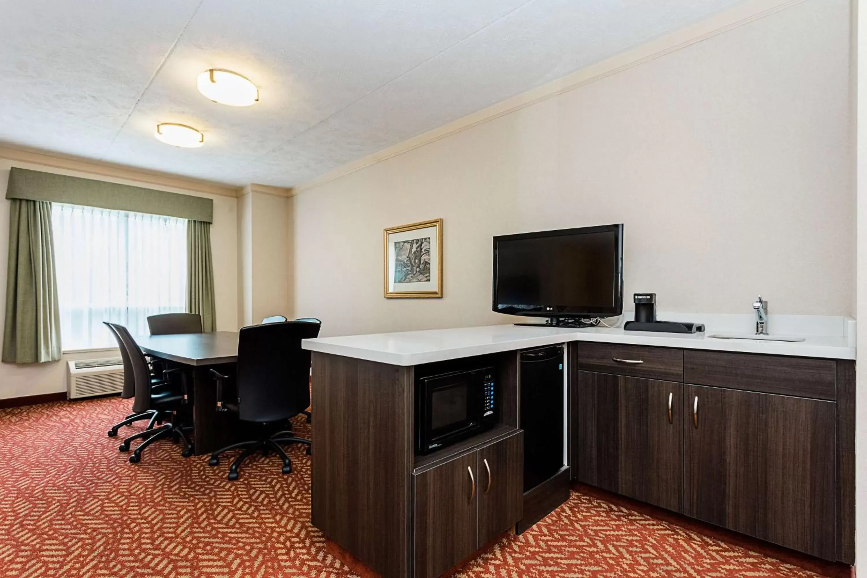 Photo of the whole room, TV/Entertainment Center in Best Western Inn On The Bay