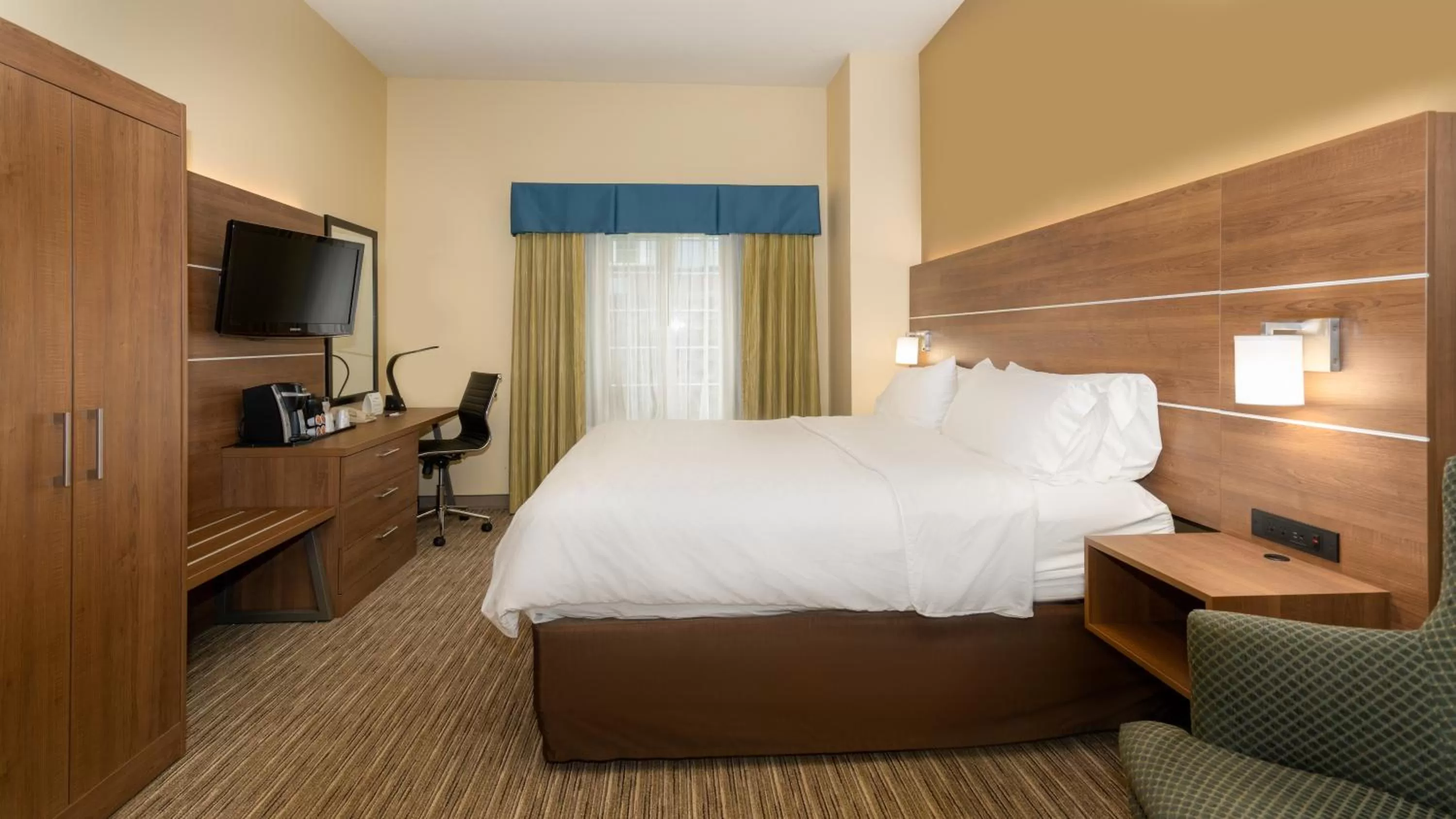 Photo of the whole room, Bed in Holiday Inn Express St. Paul South - Inver Grove Heights by IHG