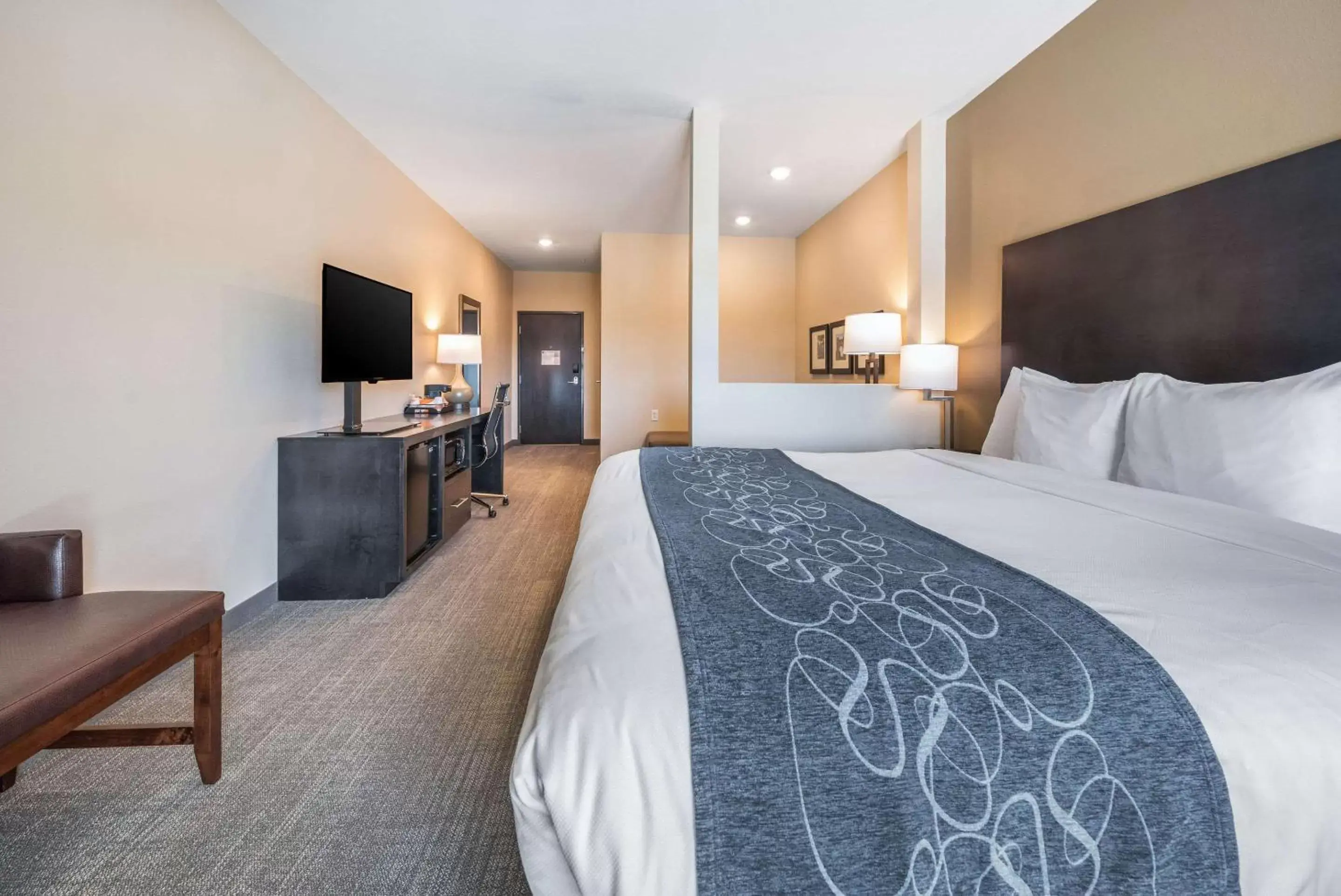 Photo of the whole room, Bed in Comfort Suites Marysville Columbus - Northwest Photo of the whole room, Bed in Comfort Suites Marysville Columbus - Northwest