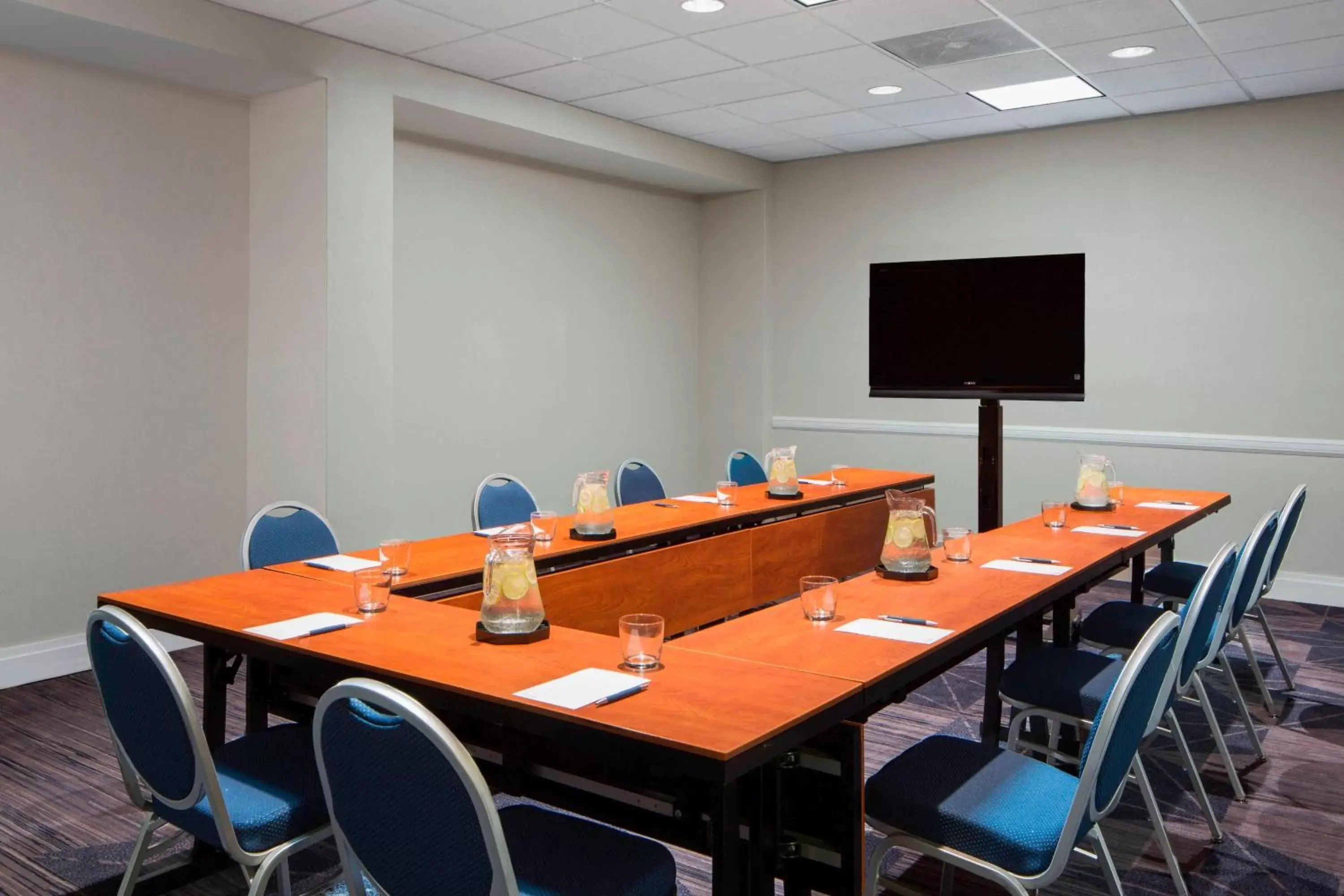 Meeting/conference room in Sheraton Norfolk Waterside Hotel