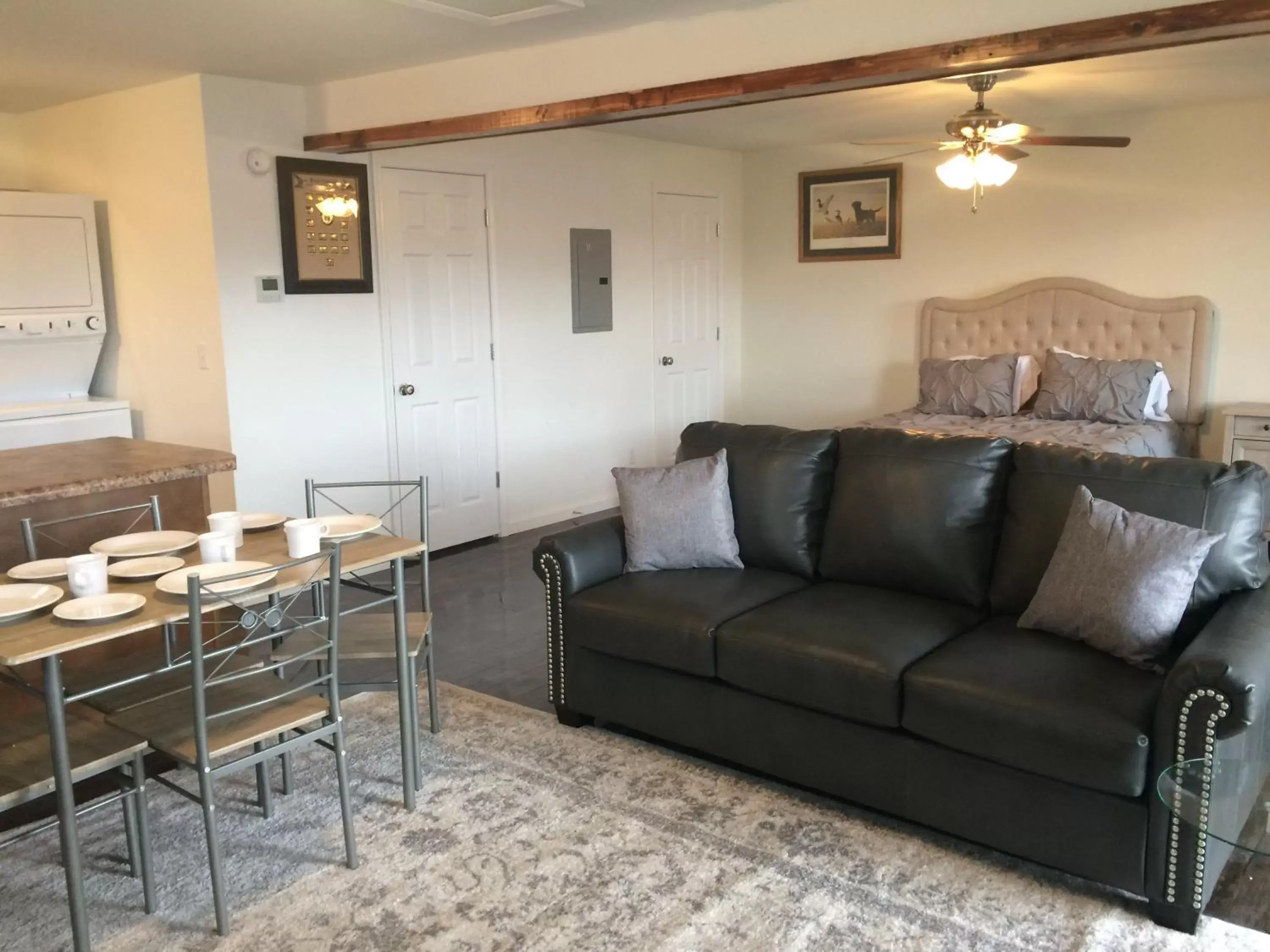 Bed, Seating Area in Anchor Inn and Suites