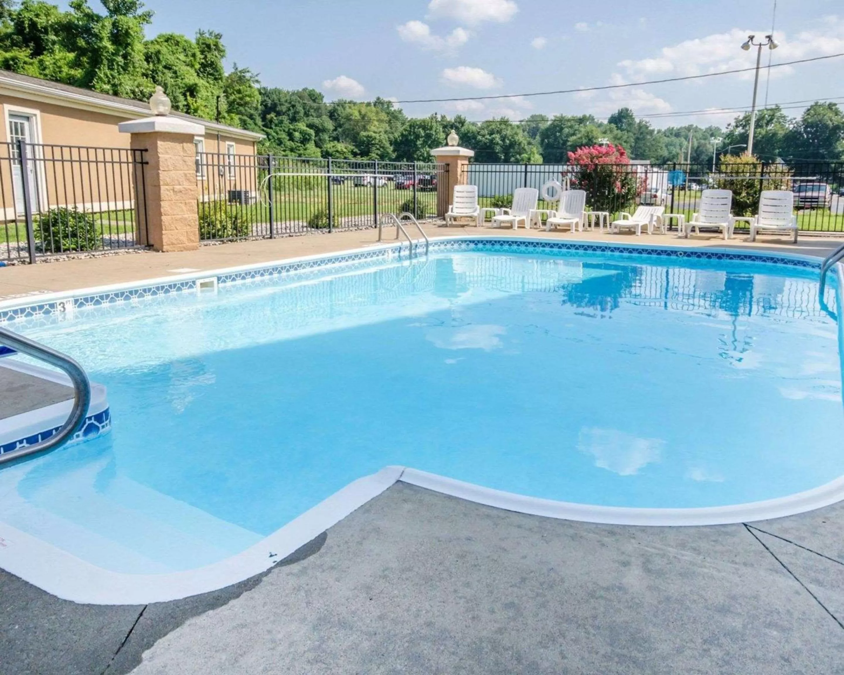 Swimming pool in Comfort Inn Henderson - Evansville South