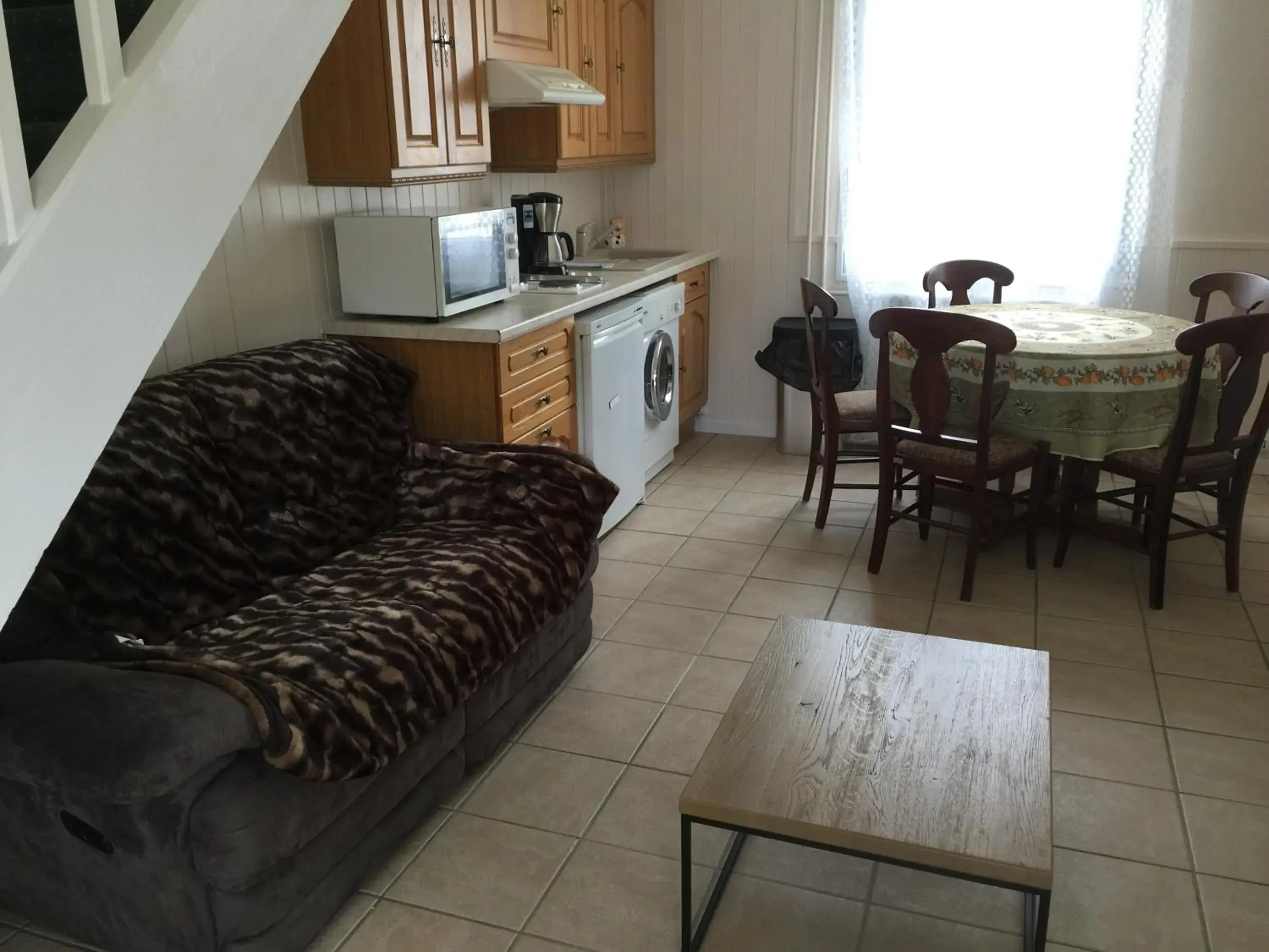 Living room, Kitchen/Kitchenette in Hostellerie de Pavillon Saint-Hubert