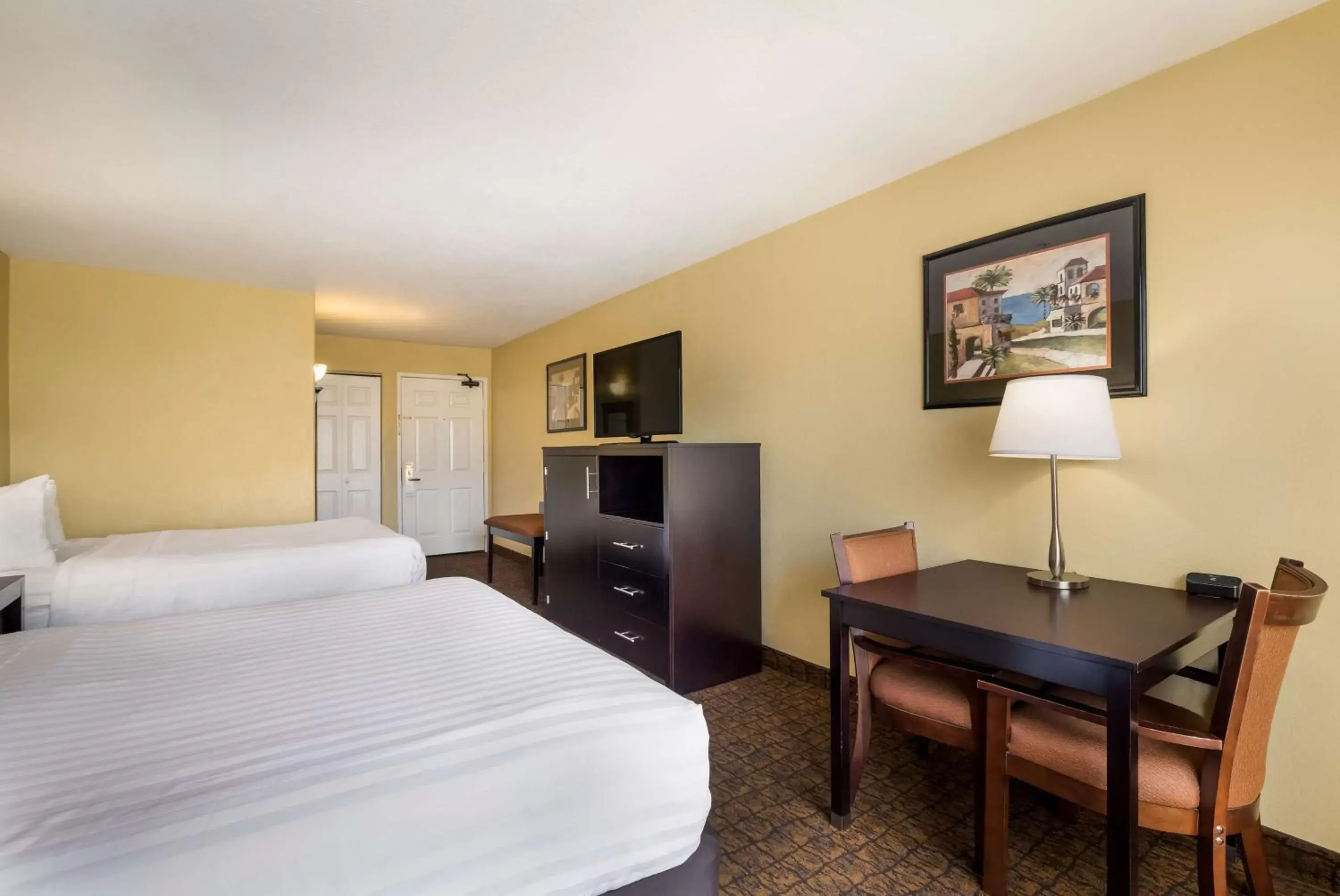 Bedroom, TV/Entertainment Center in Best Western Escondido Hotel