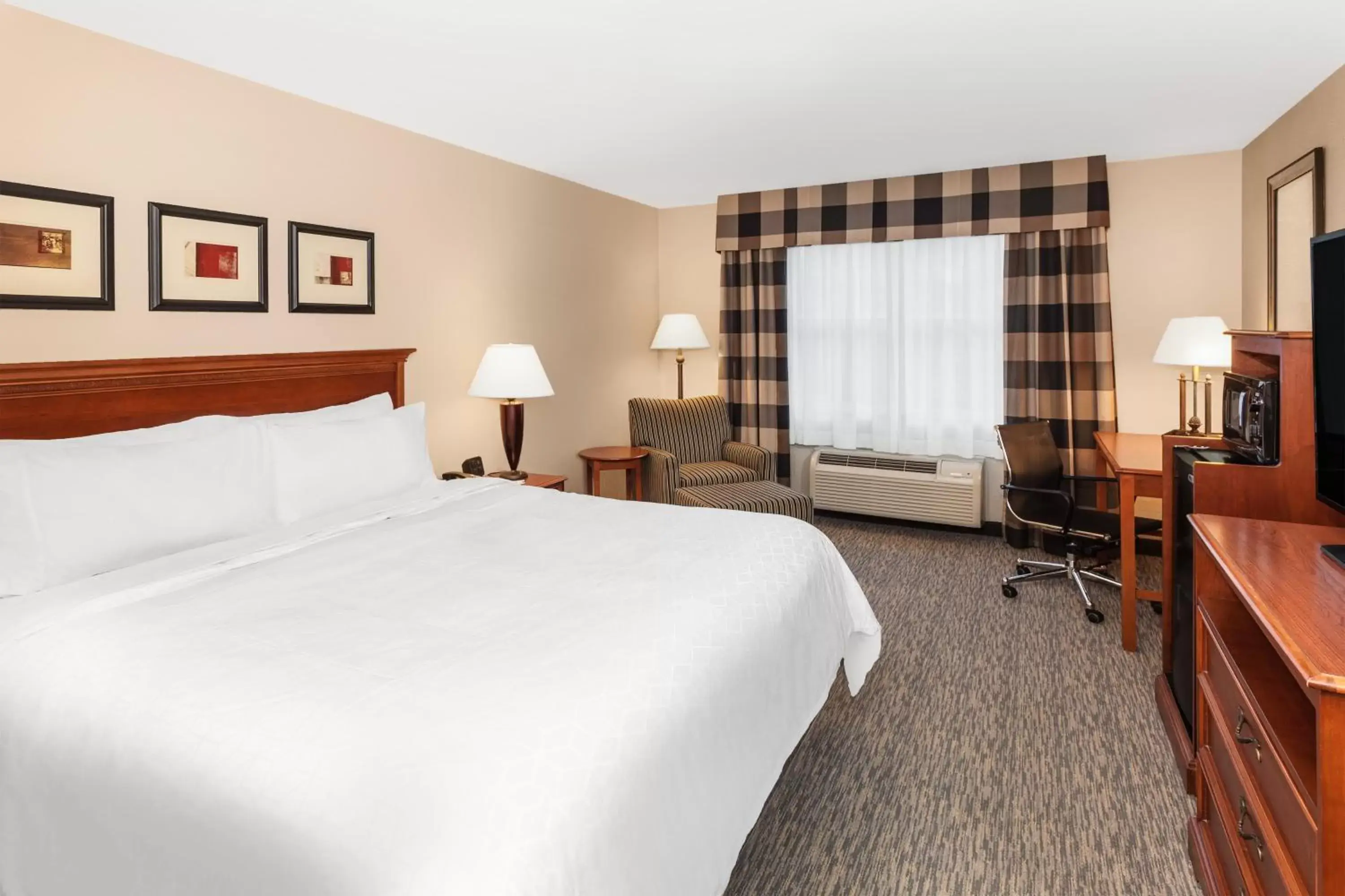 Photo of the whole room, Bed in Holiday Inn Express Hotel & Suites Hampton South-Seabrook, an IHG Hotel