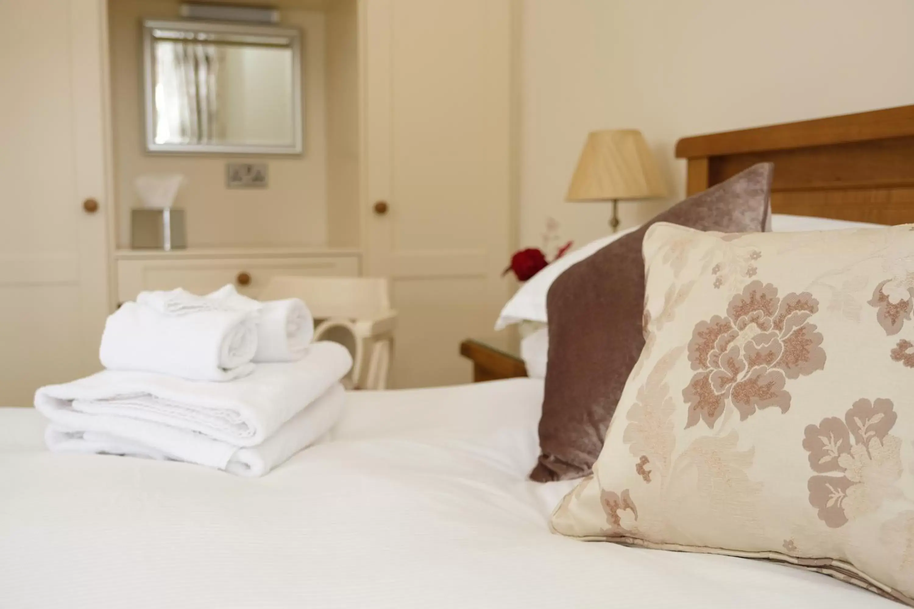 Bedroom, Bed in Abhainn Ri Farmhouse