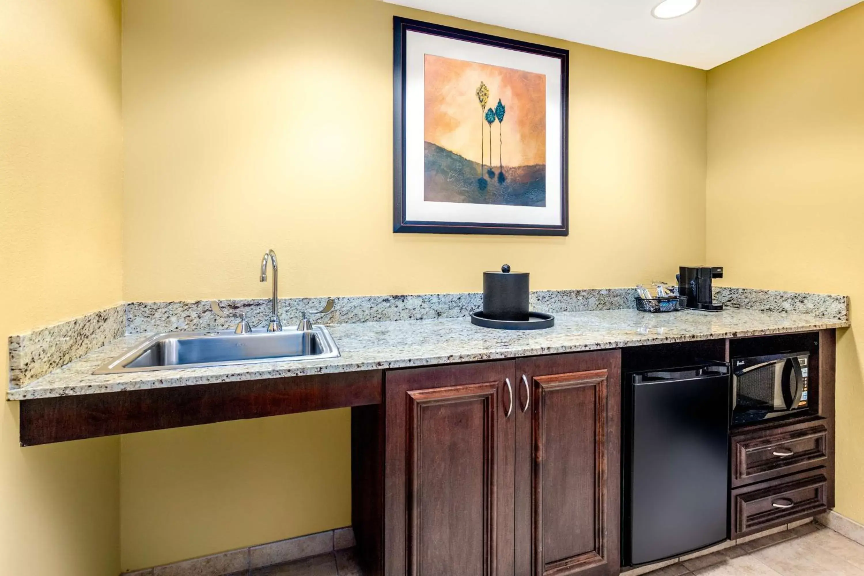 Photo of the whole room, Bathroom in Hampton Inn & Suites Sacramento-Elk Grove Laguna I-5