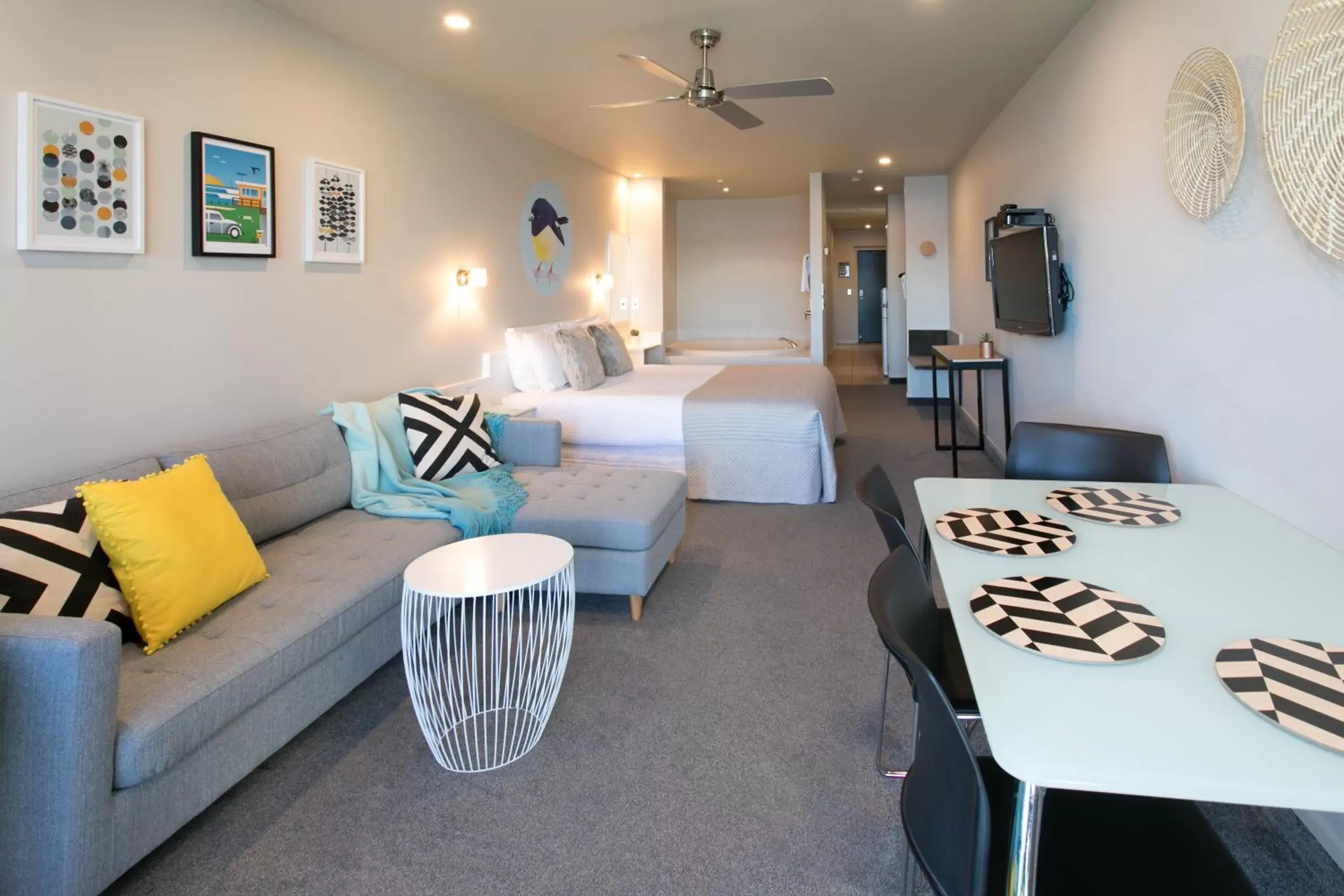 Photo of the whole room, Bed in Boulevard Waters Photo of the whole room, Bed in Boulevard Waters