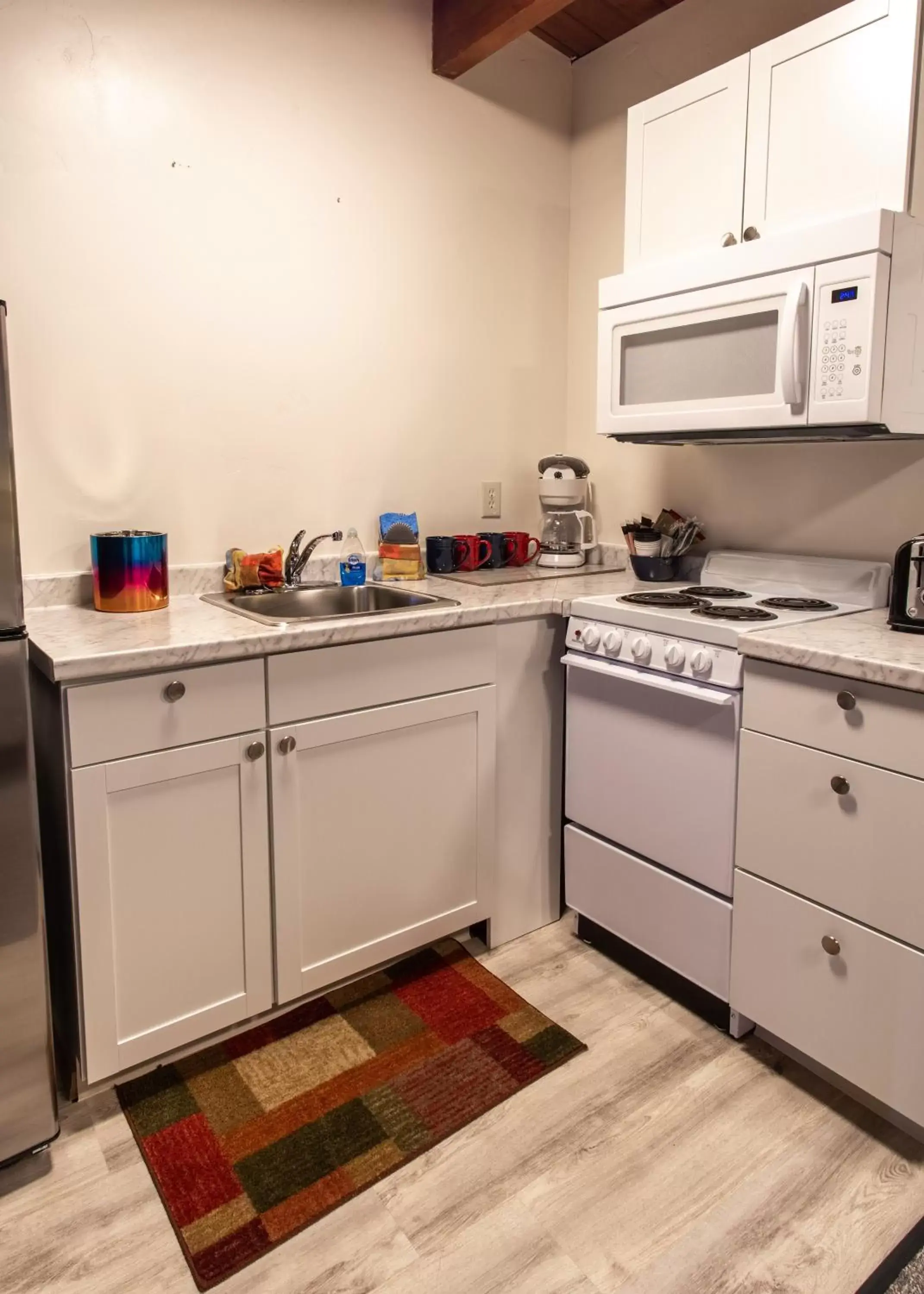 Kitchen/Kitchenette in The Pioneer Motel