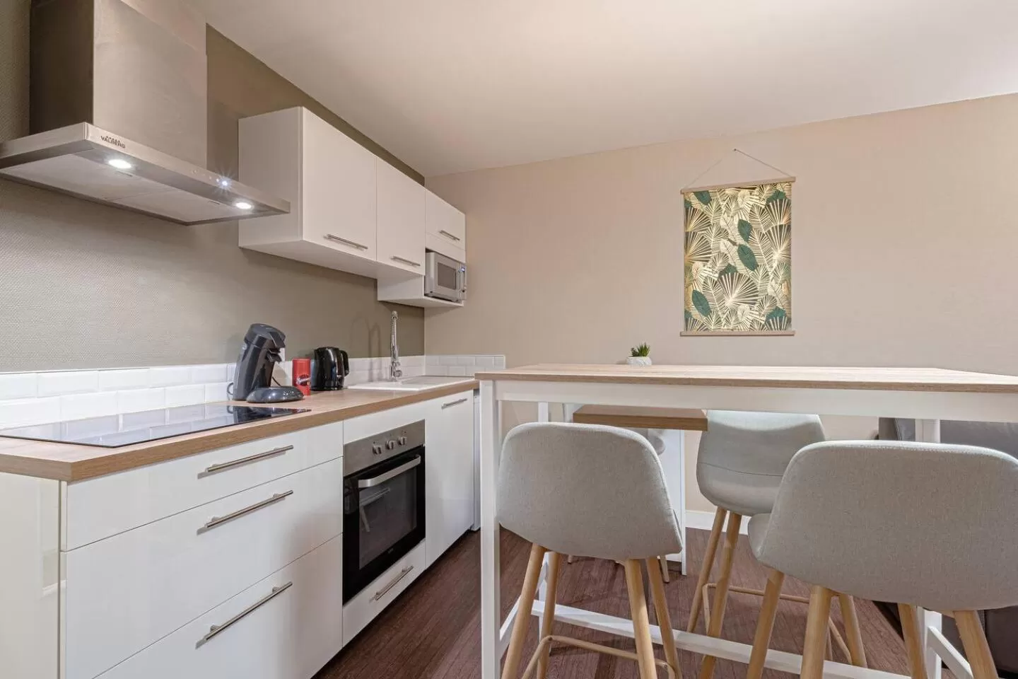 Kitchen or kitchenette, Kitchen/Kitchenette in T2 LUMINEUX PROCHE CHU ET FAC LETTRES BEAUX ARTS Dutreix 2