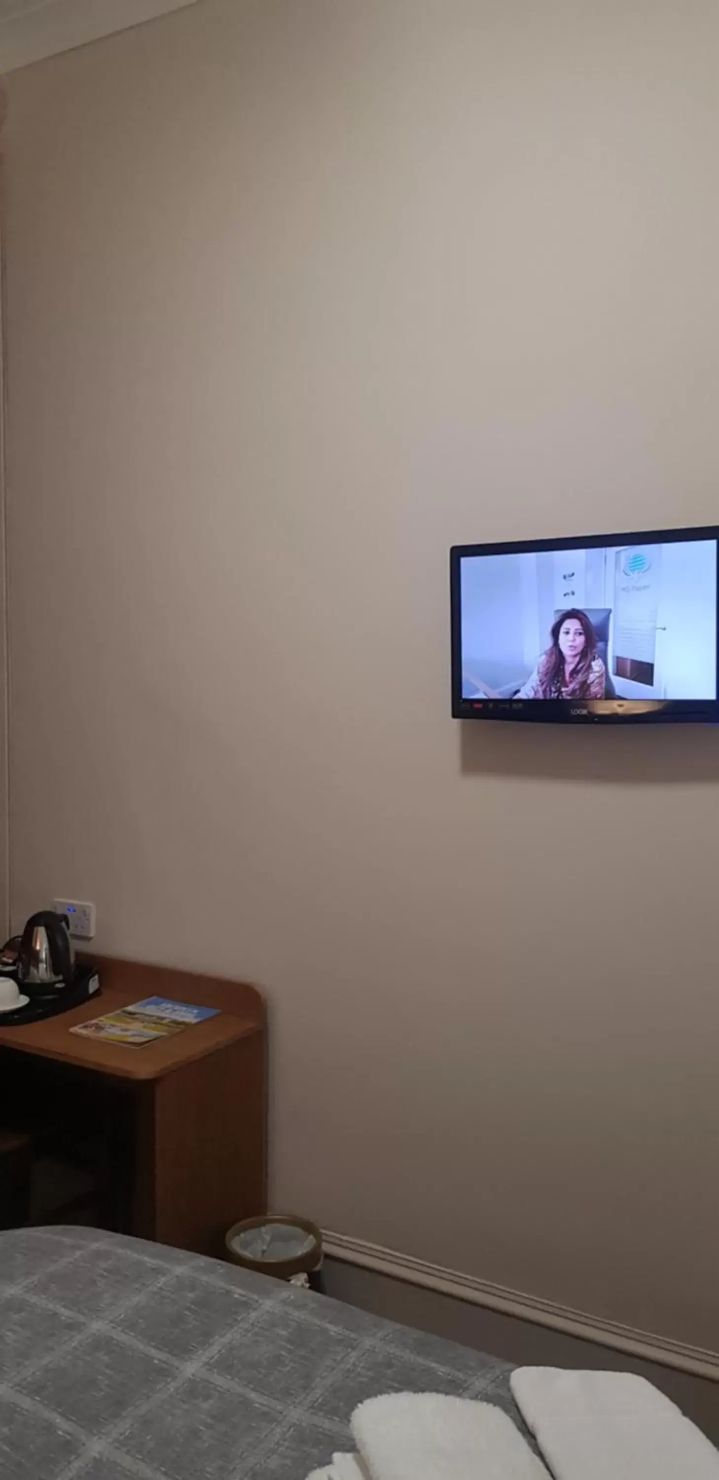 Bed, TV/Entertainment Center in Aberdeen House Hotel