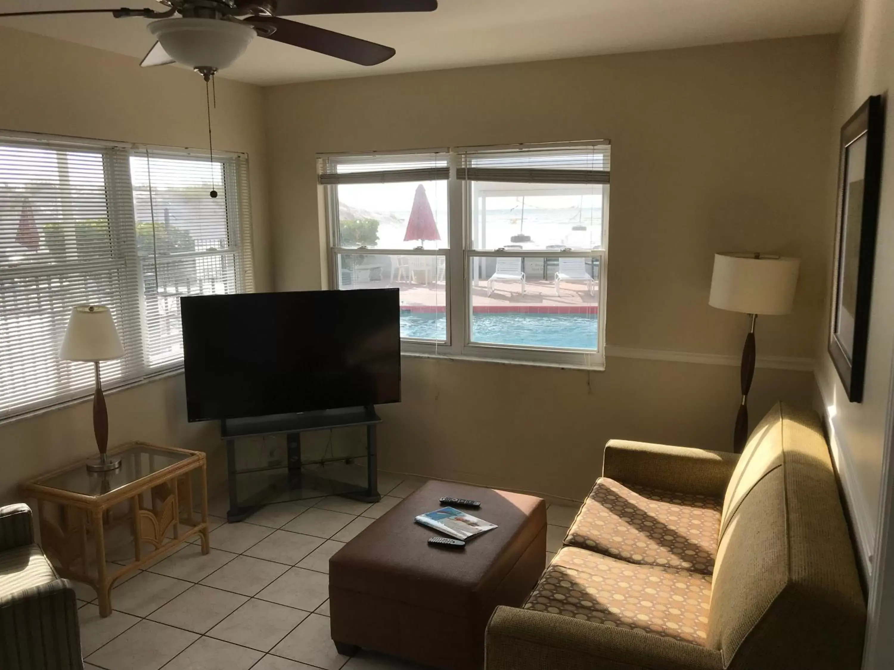 Living room, TV/Entertainment Center in Miramar Resort