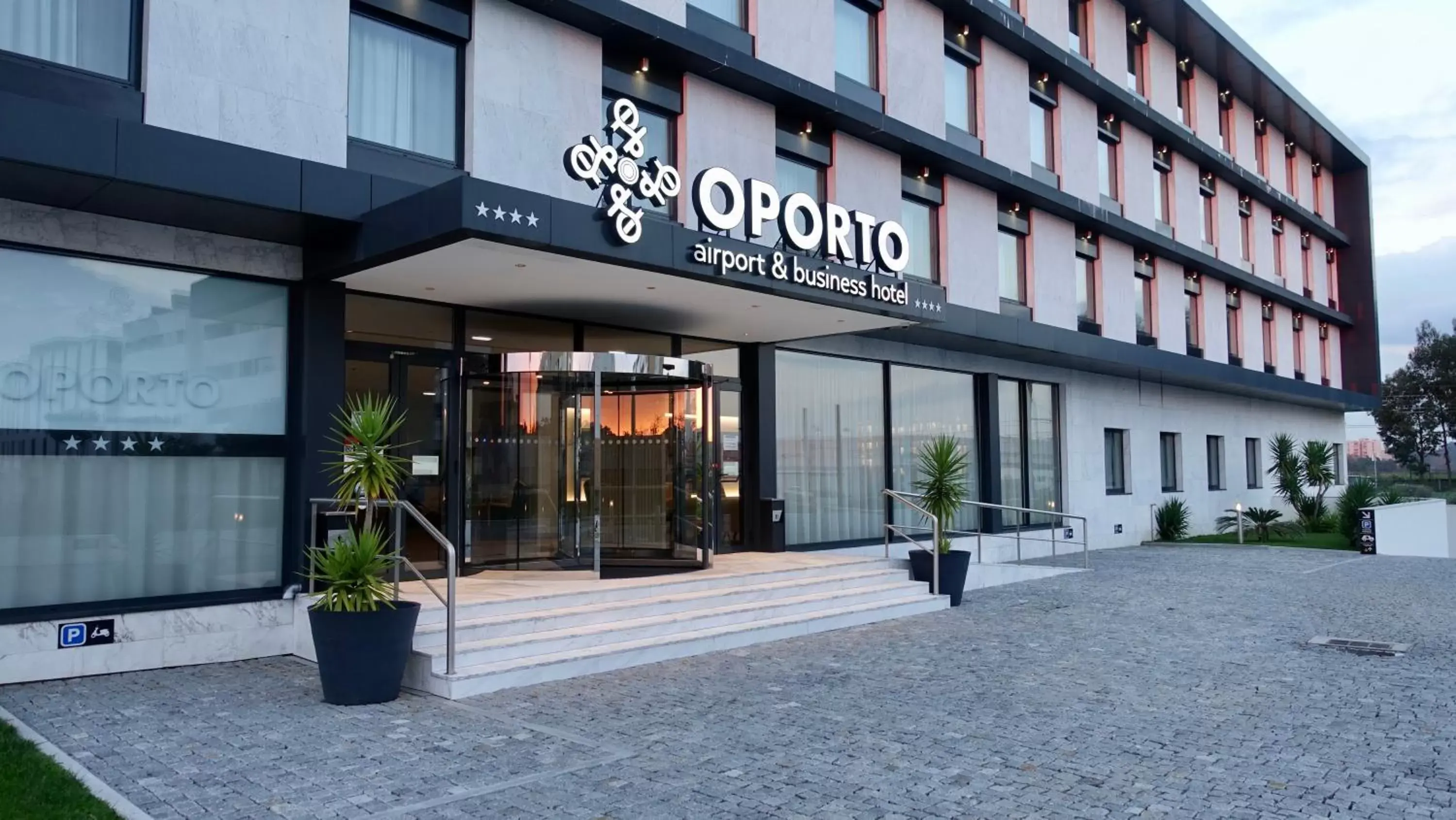 Facade/entrance in Oporto Airport & Business Hotel