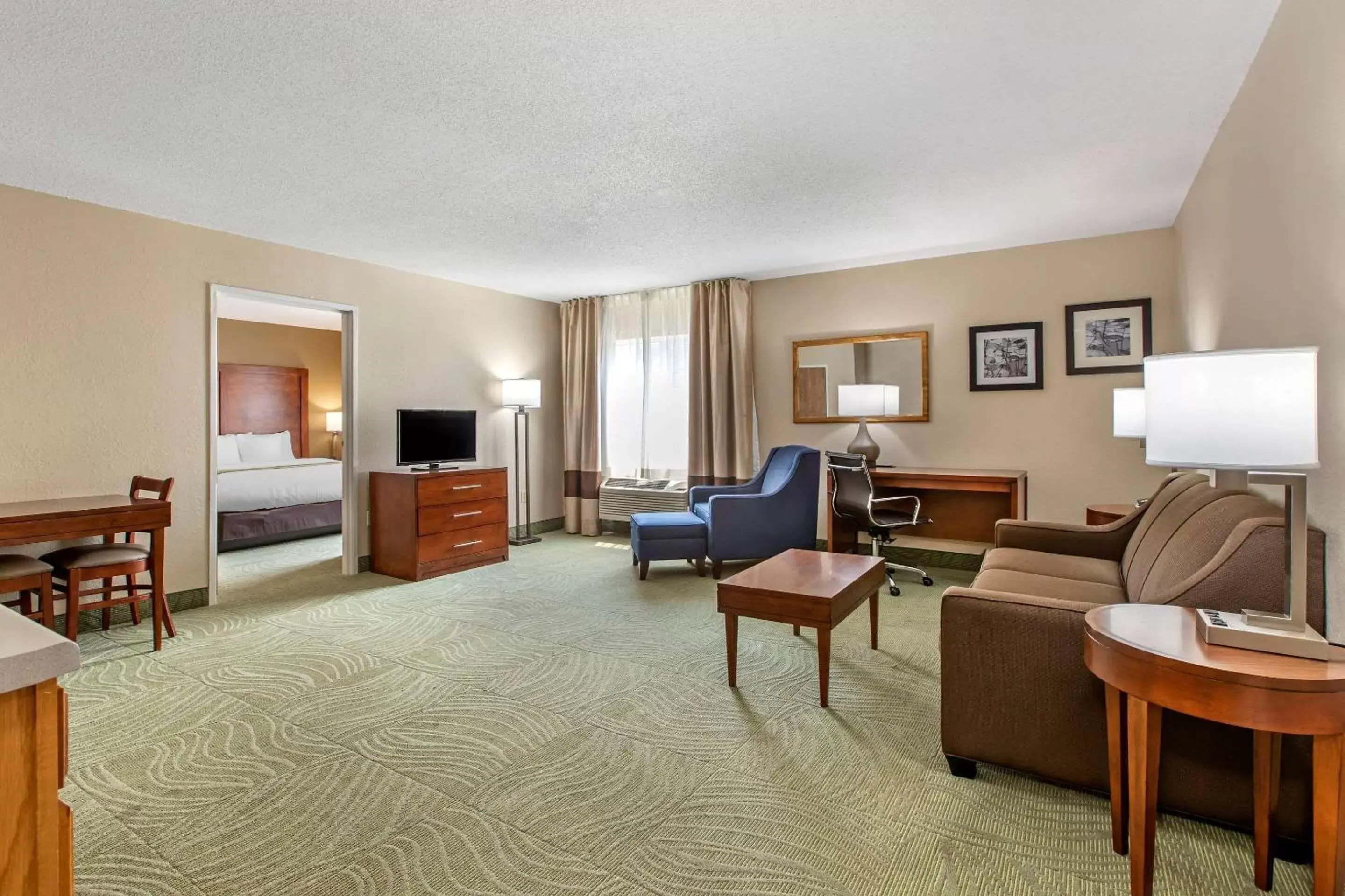 Photo of the whole room, Seating Area in Comfort Inn Muscatine near Hwy 61