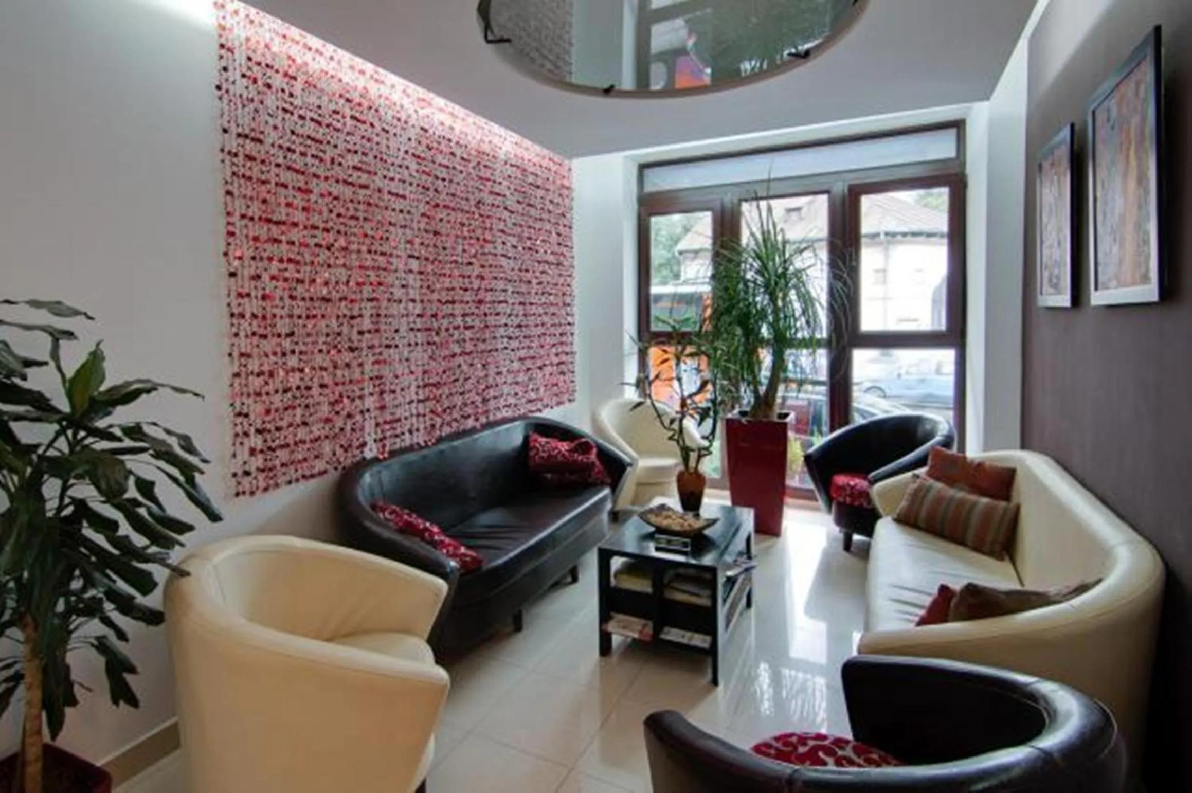 Communal lounge/ TV room in Hotel Razvan