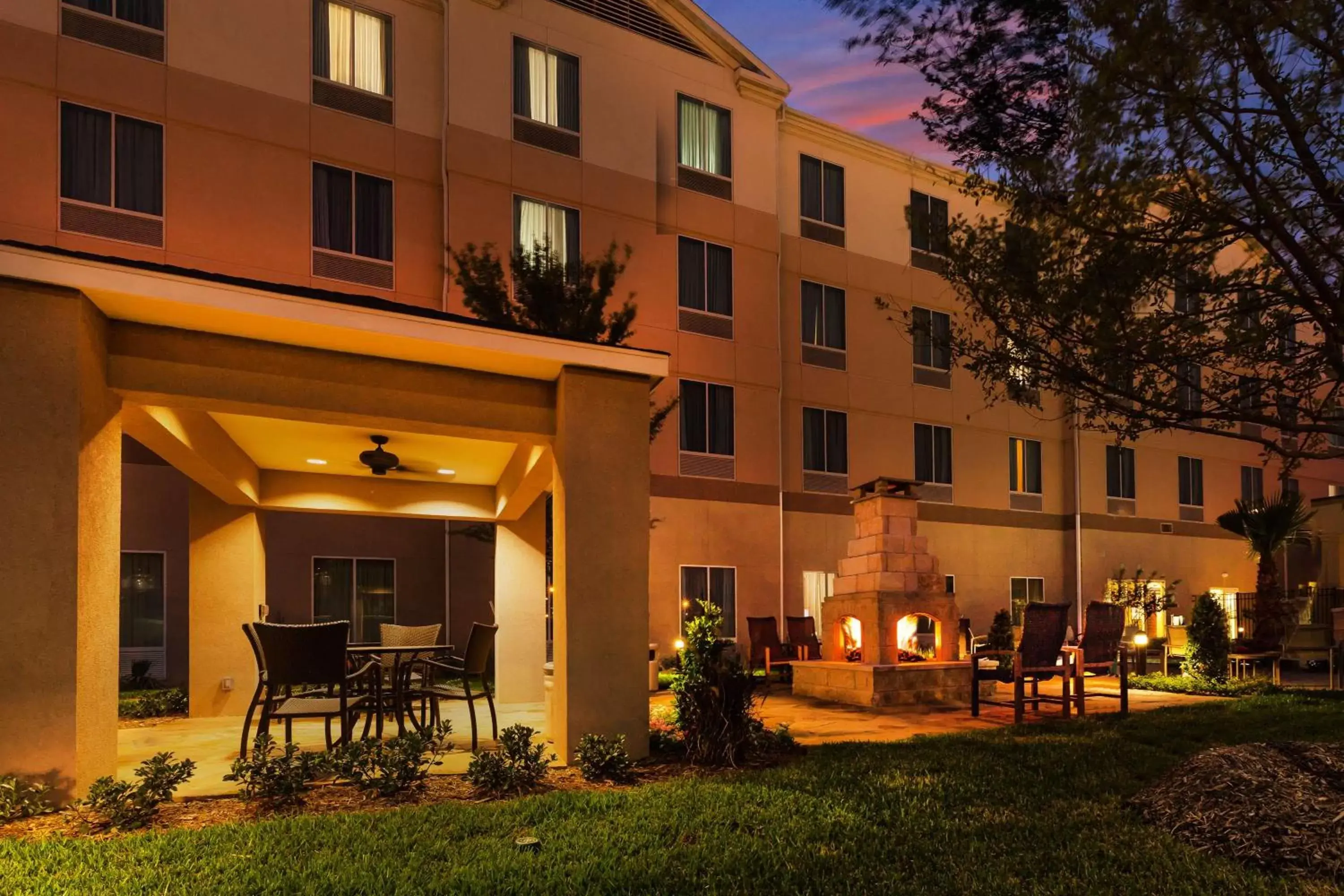 Patio, Property Building in Hilton Garden Inn Midland