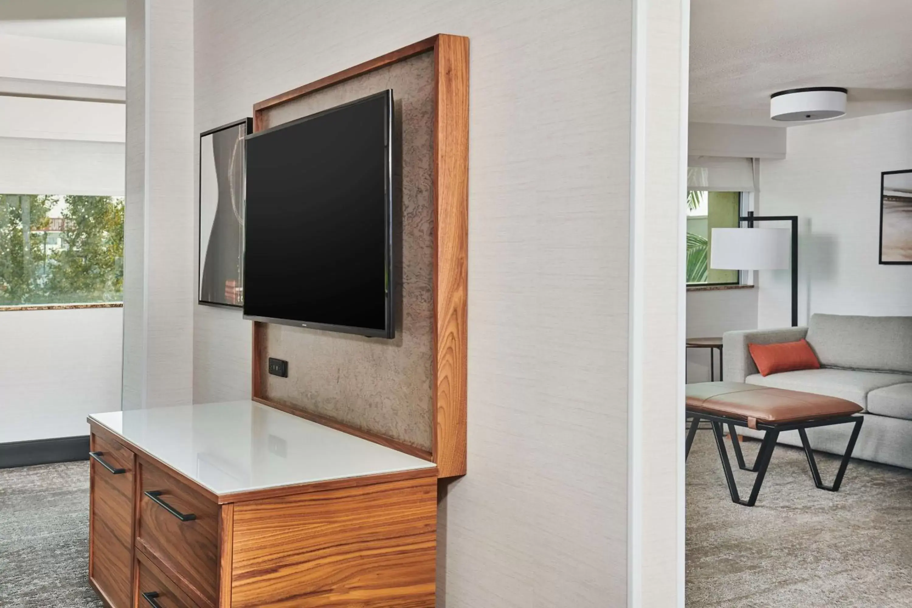 Bedroom, TV/Entertainment Center in Doubletree By Hilton Fullerton
