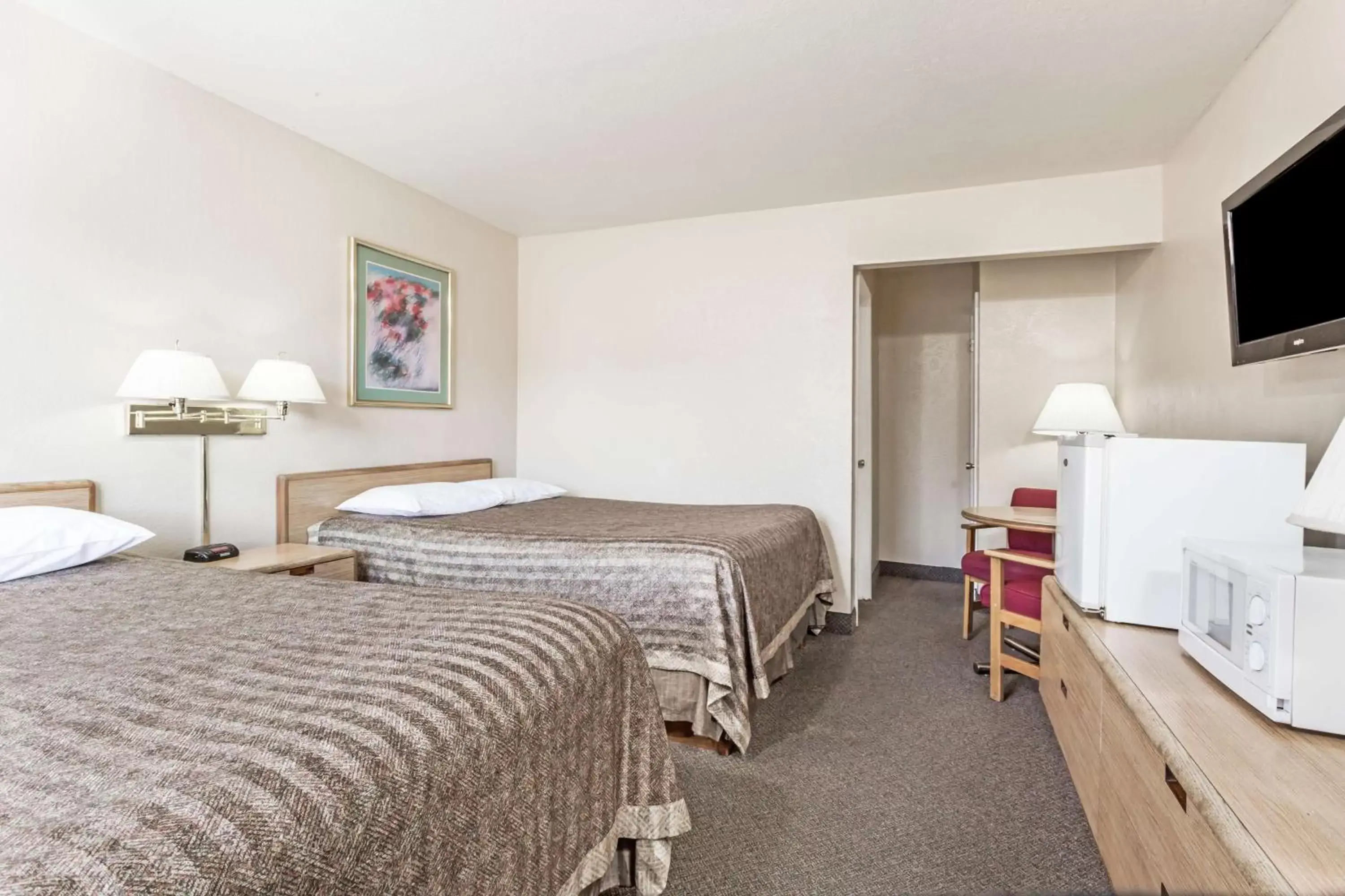 Double Room with Two Double Beds - Non-Smoking in Travelodge by Wyndham La Grande