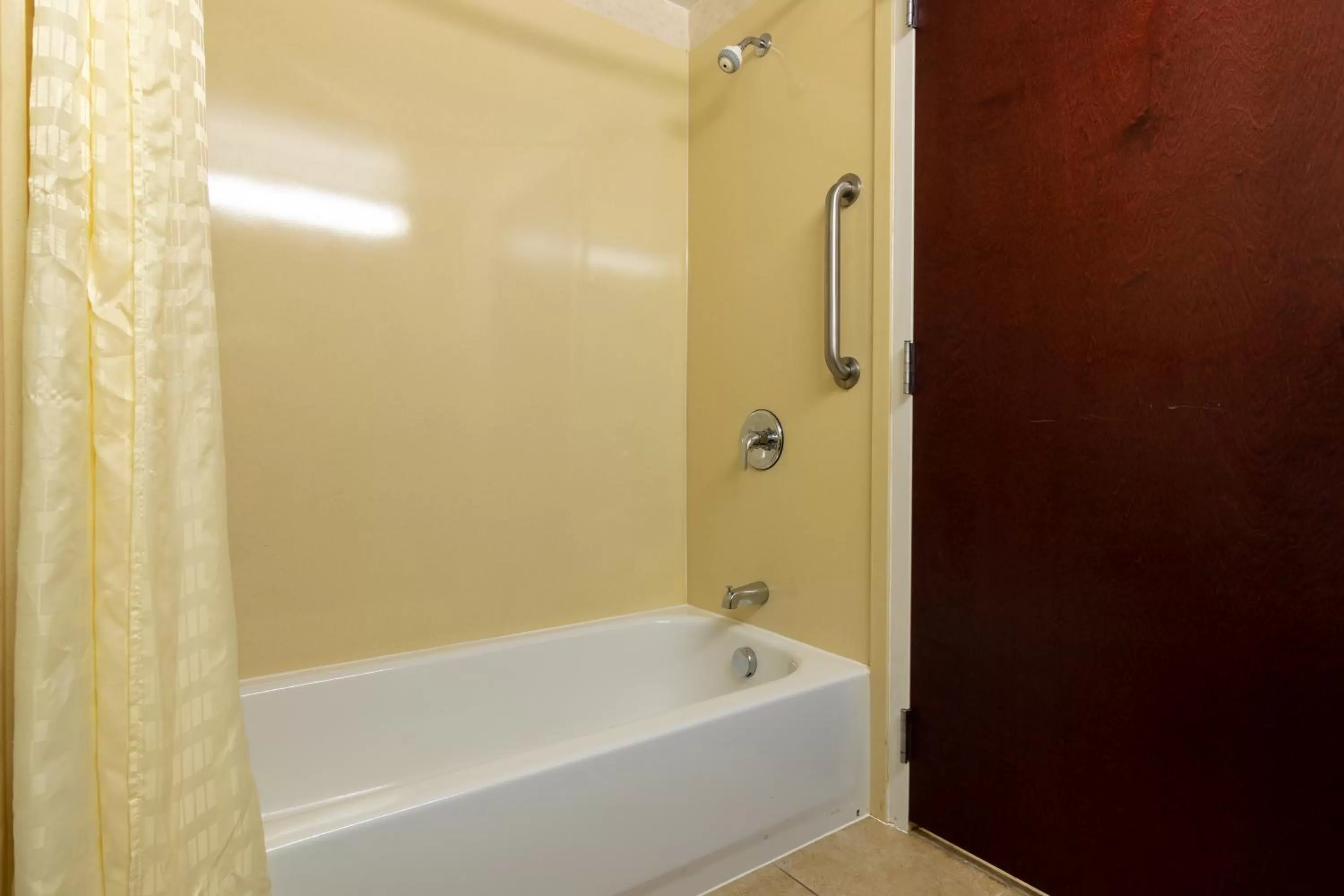 Bathroom in Executive Inn & Suites Upper Marlboro