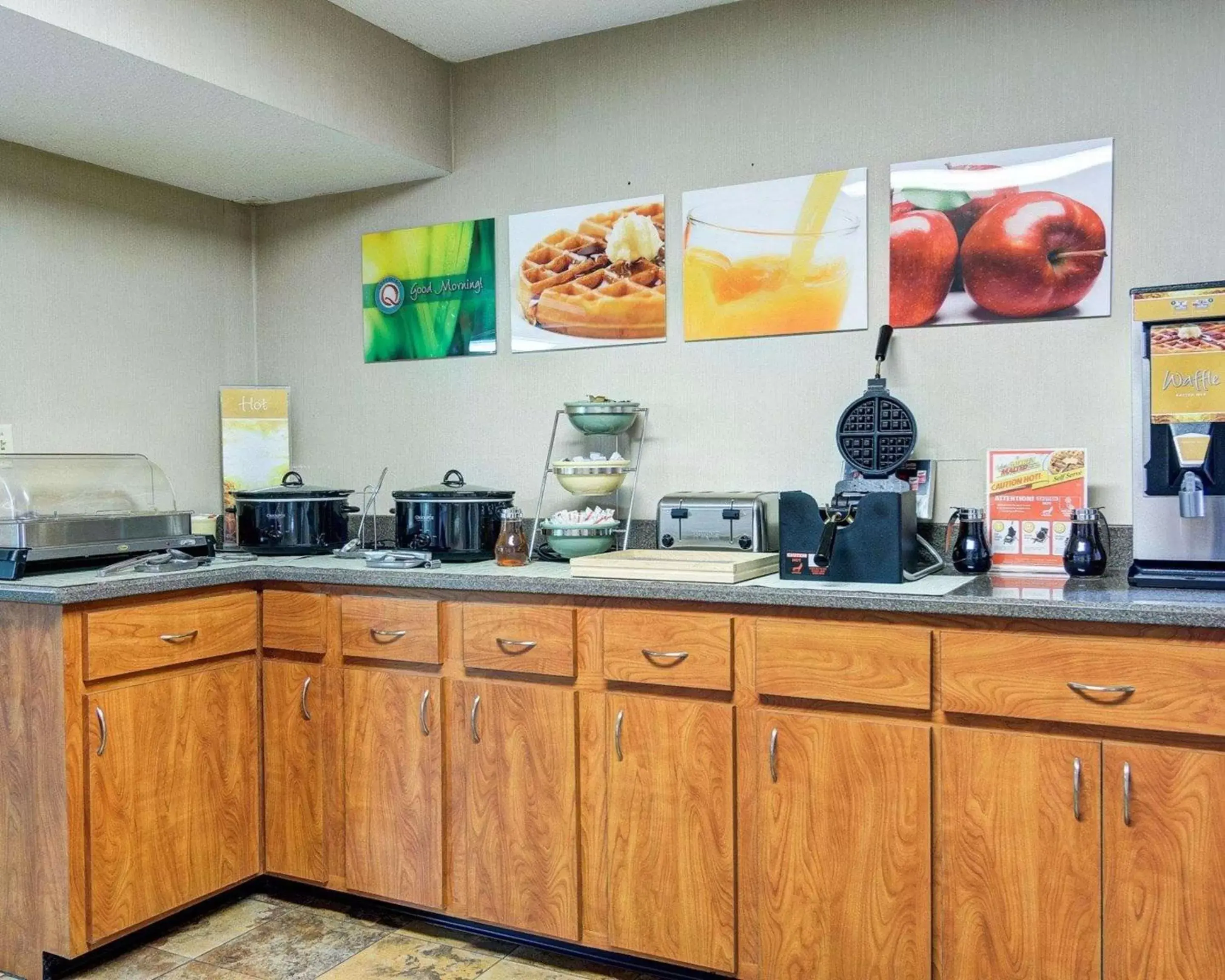 Restaurant/places to eat, Kitchen/Kitchenette in Quality Inn Conway - Greenbrier
