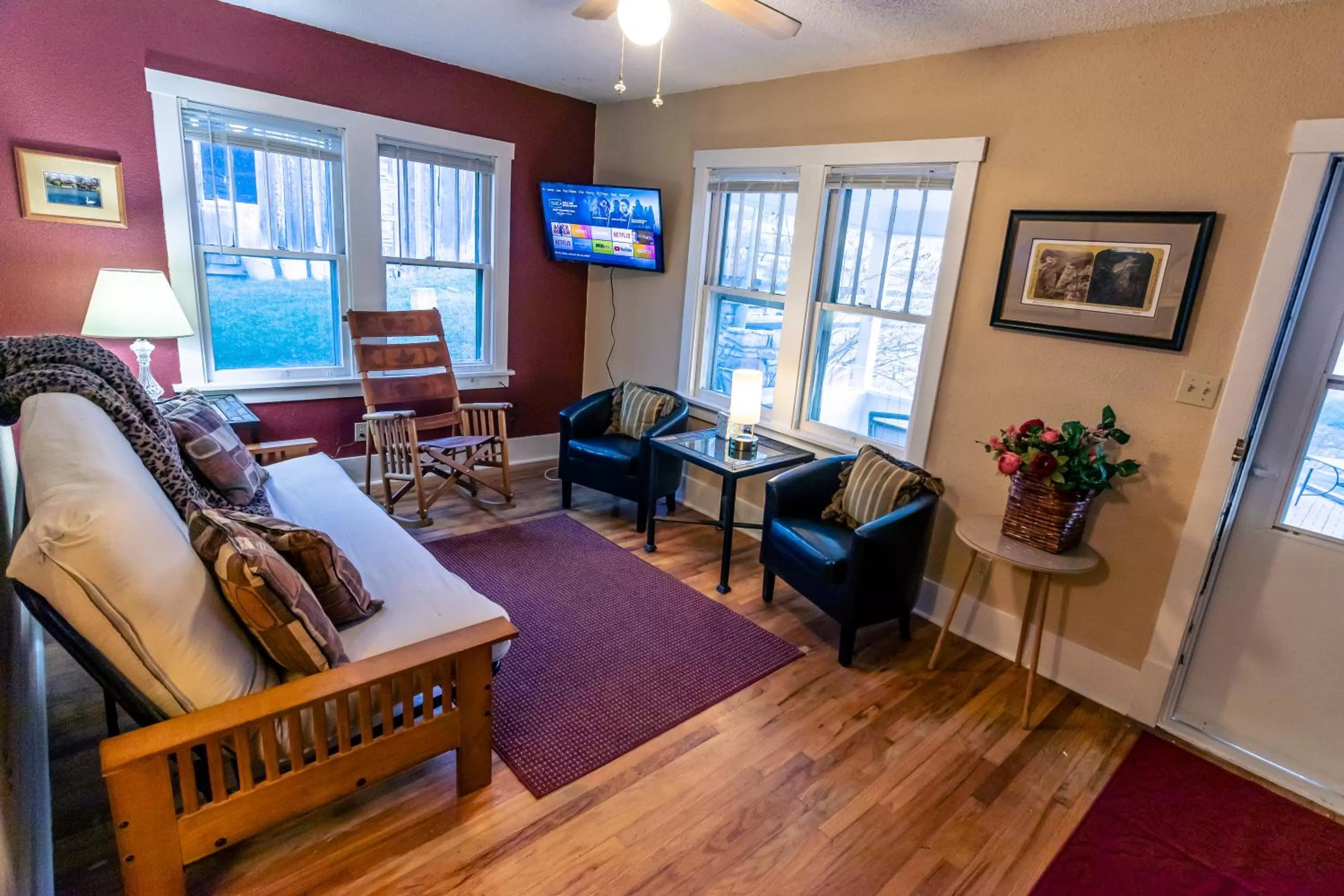 Living room, Seating Area in 1899 Inn