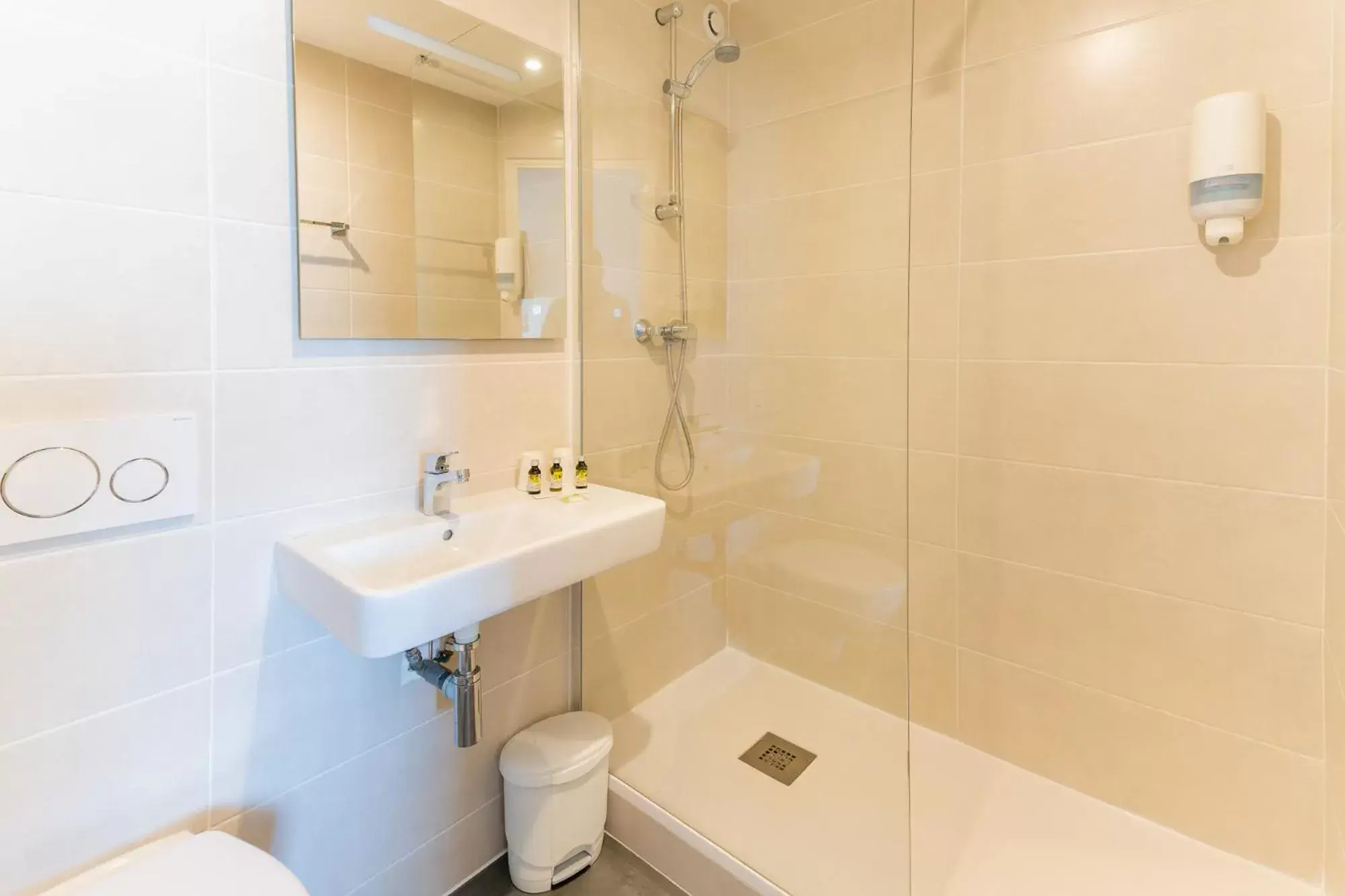 Bathroom in The Originals City, Hôtel Le Pavillon, Béziers Est