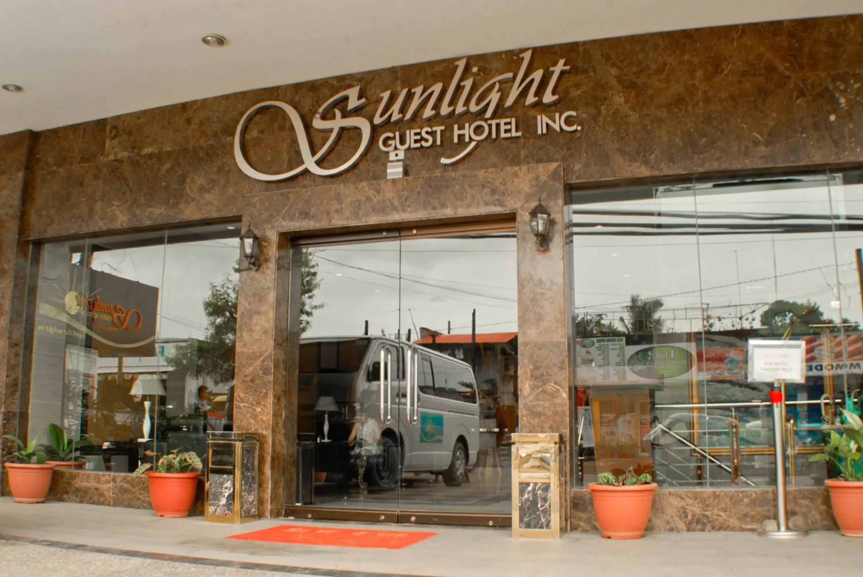 Facade/entrance in Sunlight Guest Hotel