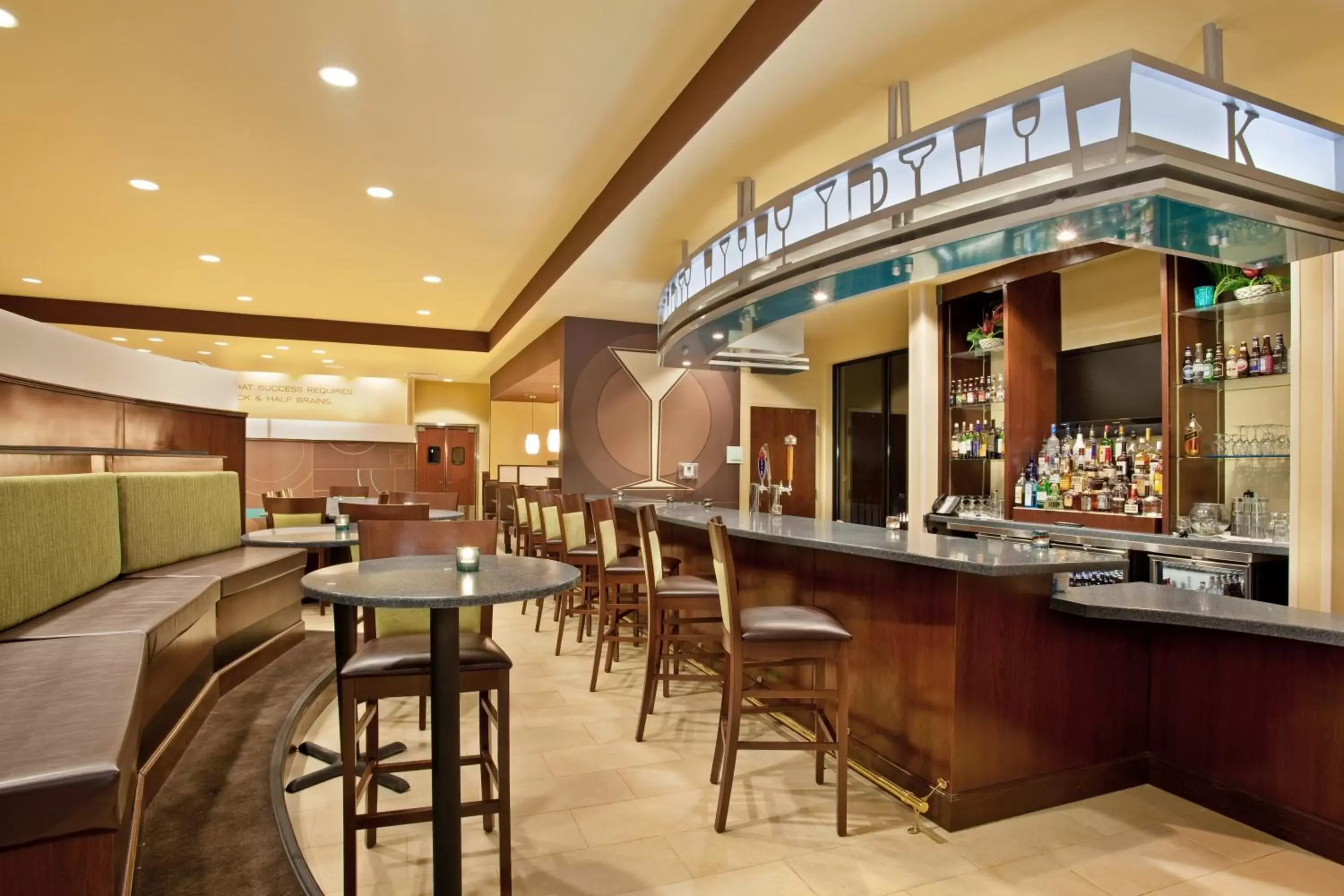 Lounge or bar, Restaurant/Places to Eat in Holiday Inn Saint Louis-Fairview Heights, an IHG Hotel