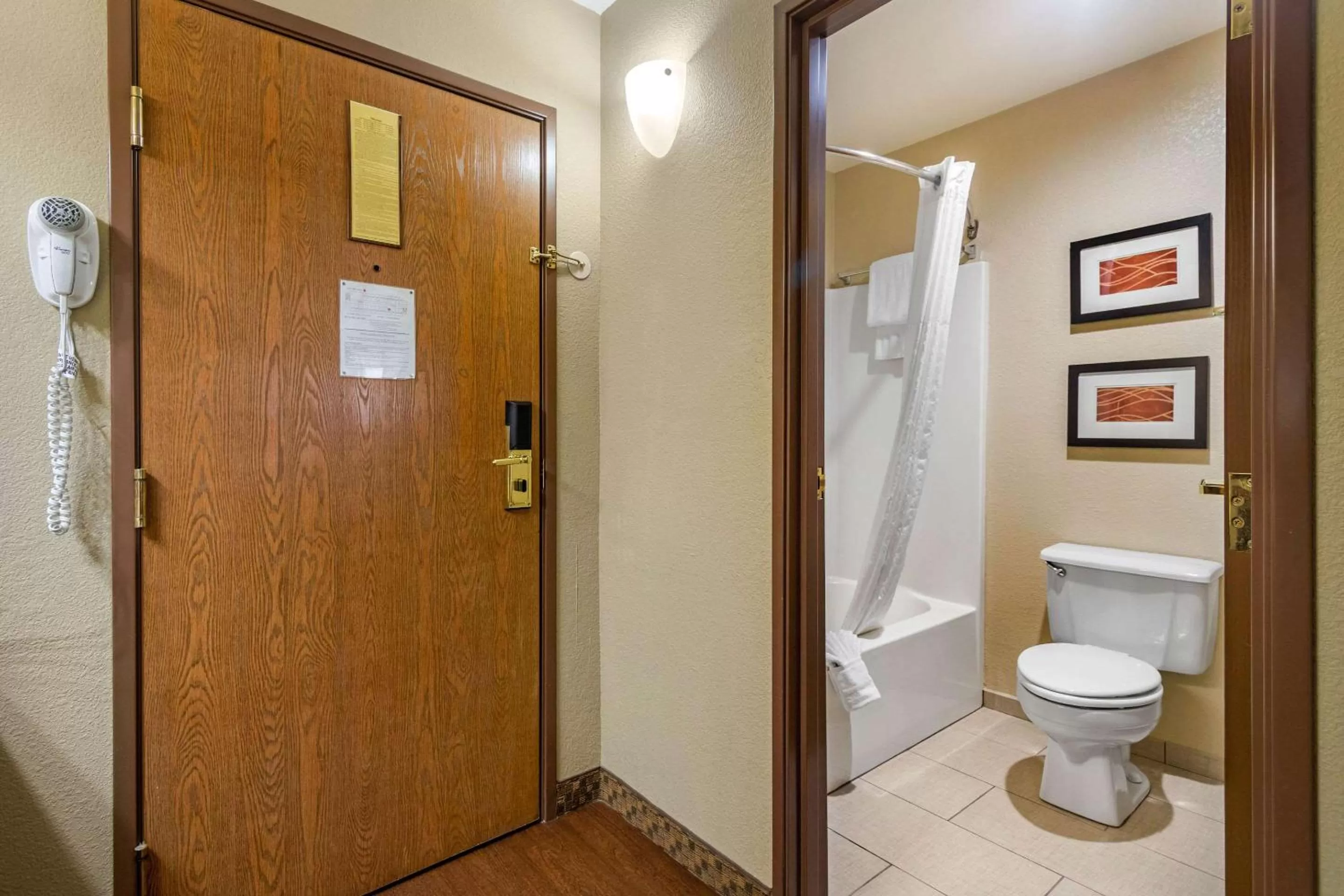 Photo of the whole room in Comfort Inn & Suites Springfield I-44