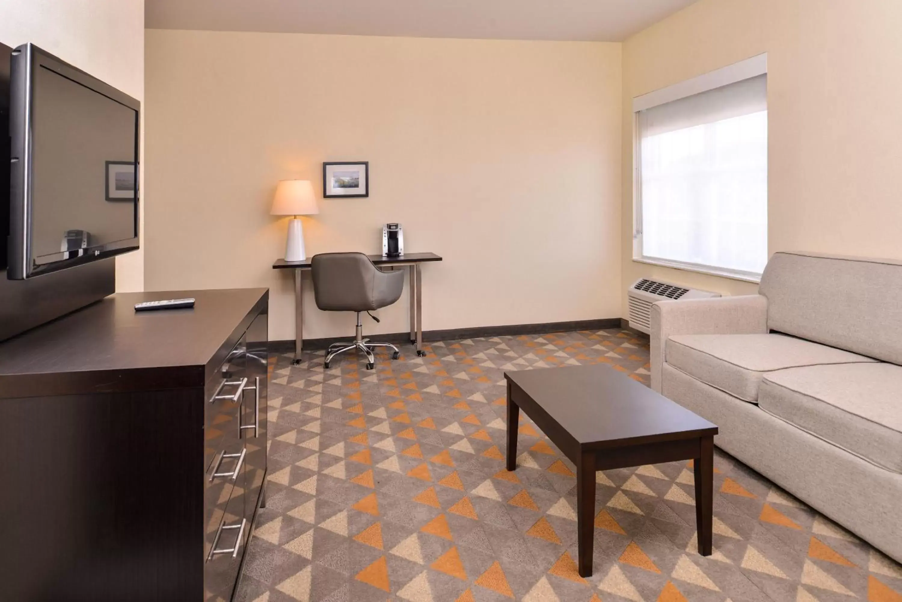 Photo of the whole room, Seating Area in Holiday Inn and Suites Addison, an IHG Hotel