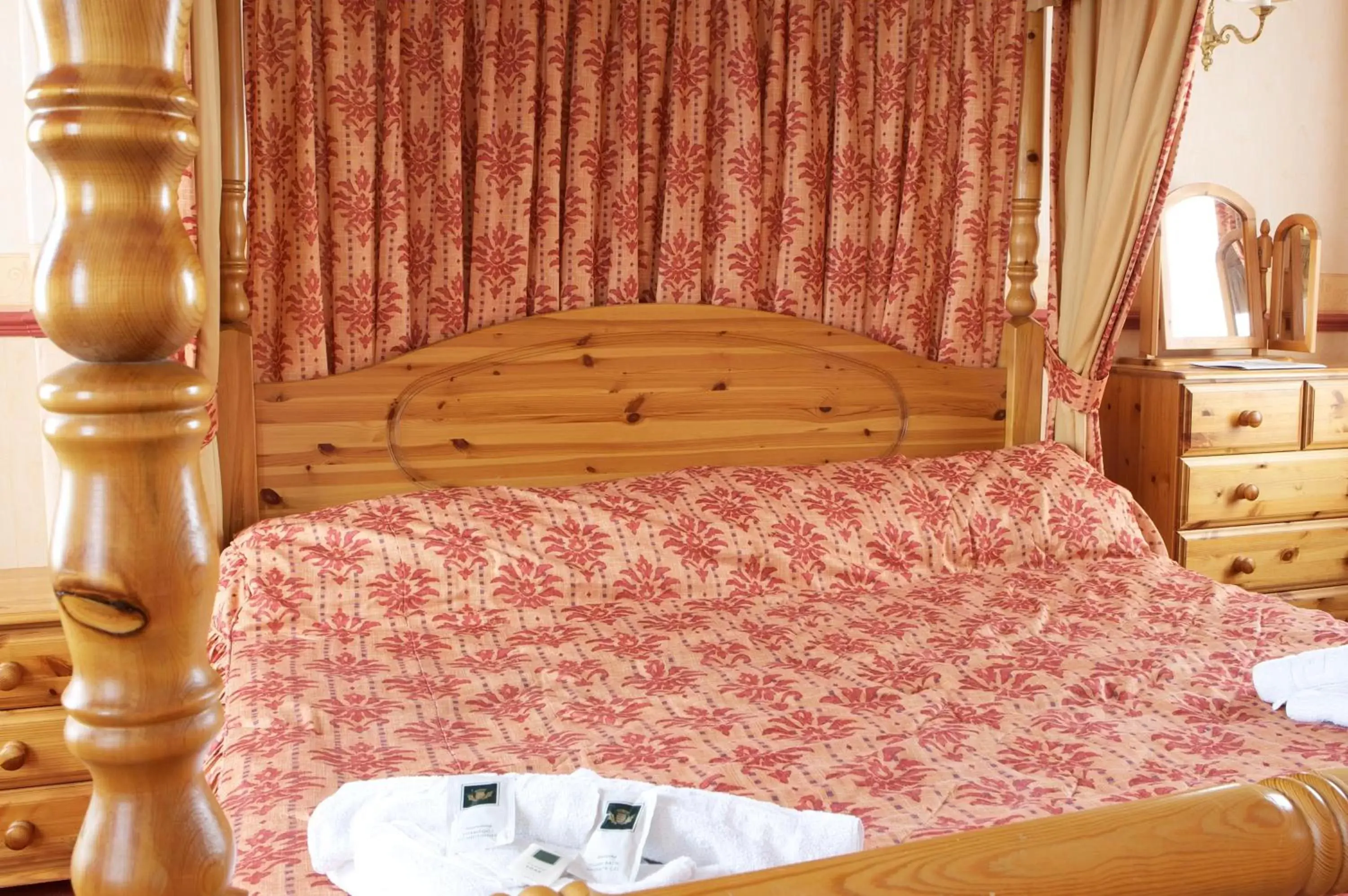 Bedroom, Bed in Radstock Hotel near Bath
