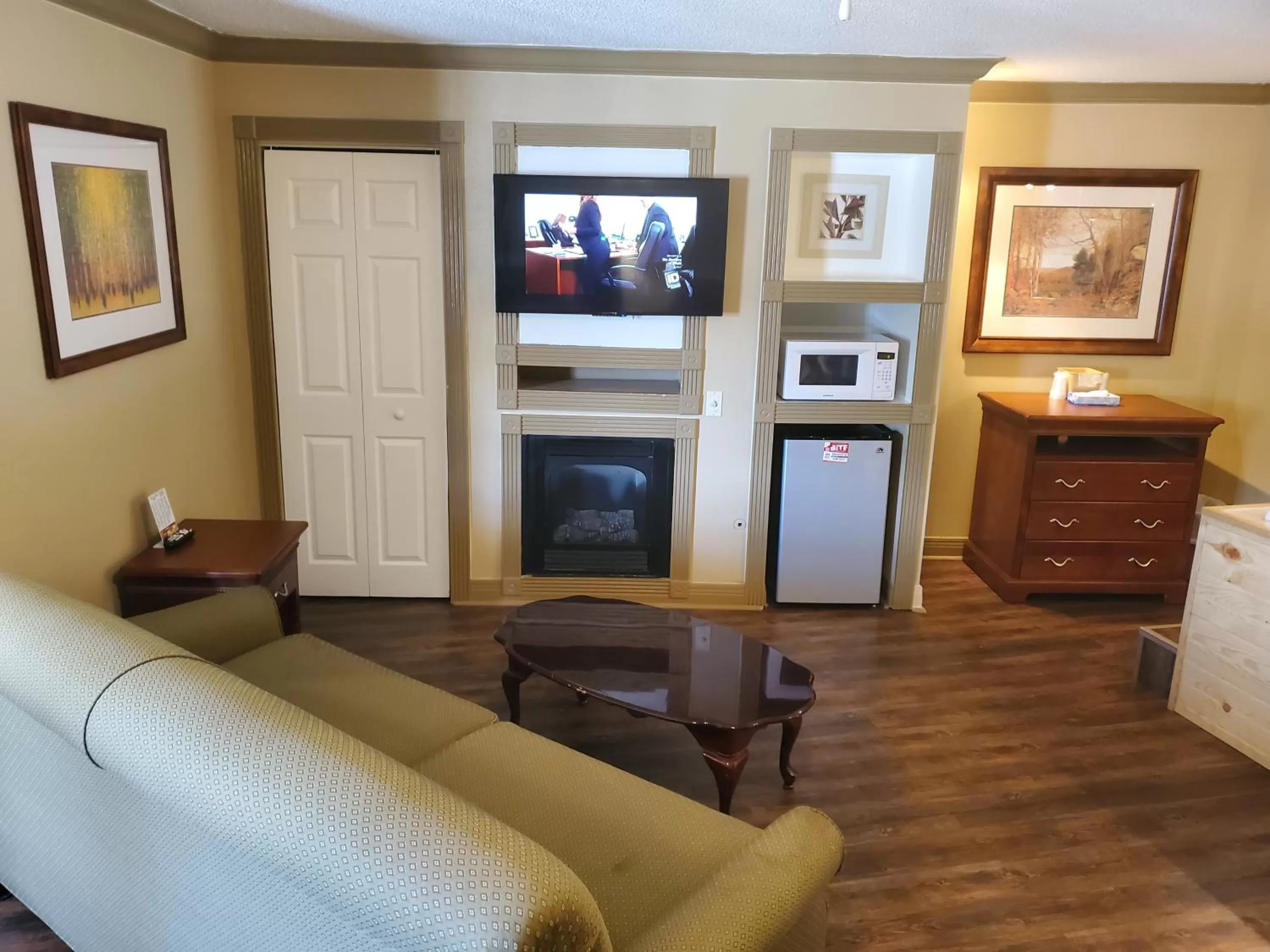 TV and multimedia, TV/Entertainment Center in Colonial House Motel