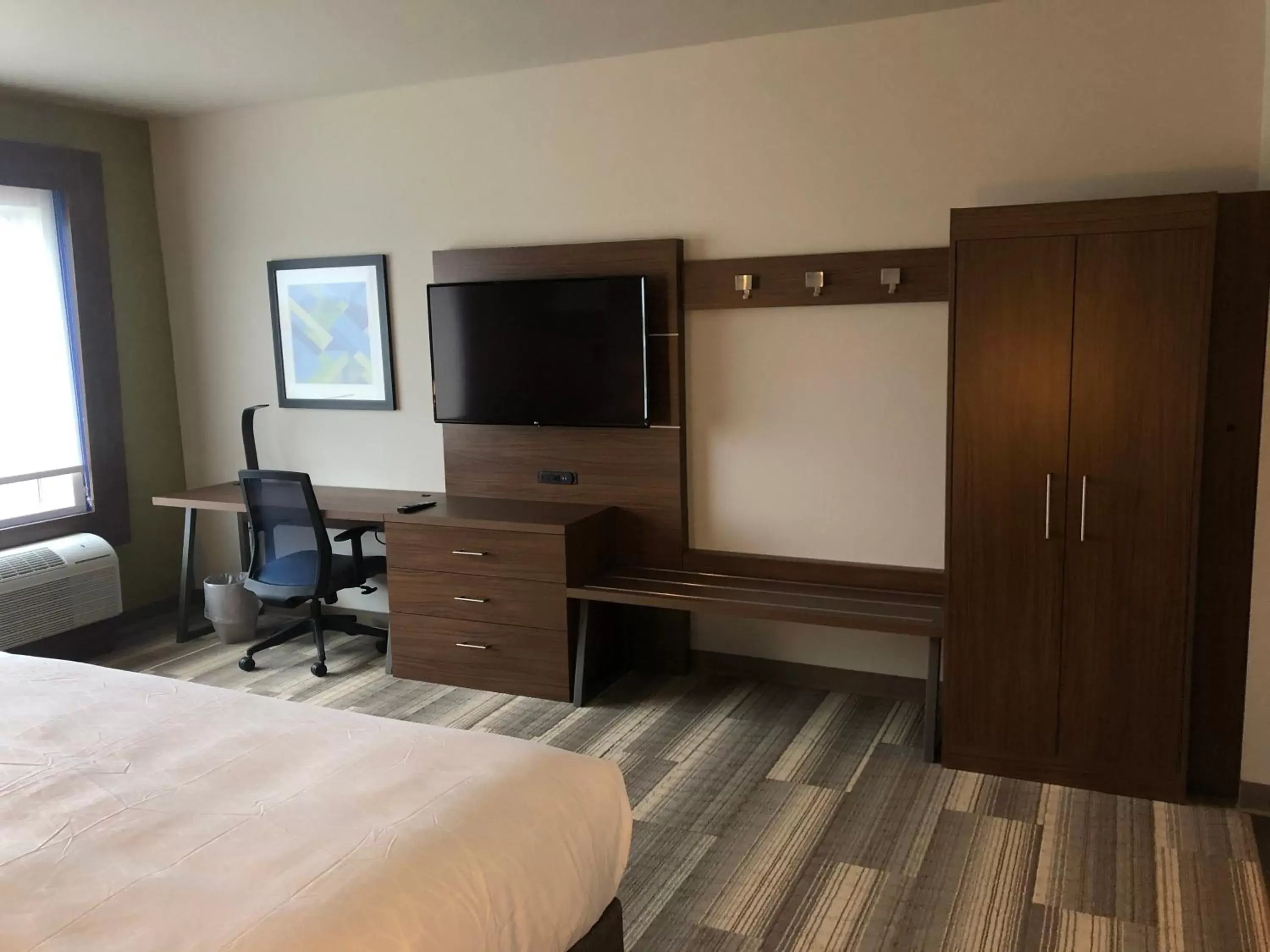 TV and multimedia, TV/Entertainment Center in Holiday Inn Express & Suites - Madison West - Middleton, an IHG Hotel
