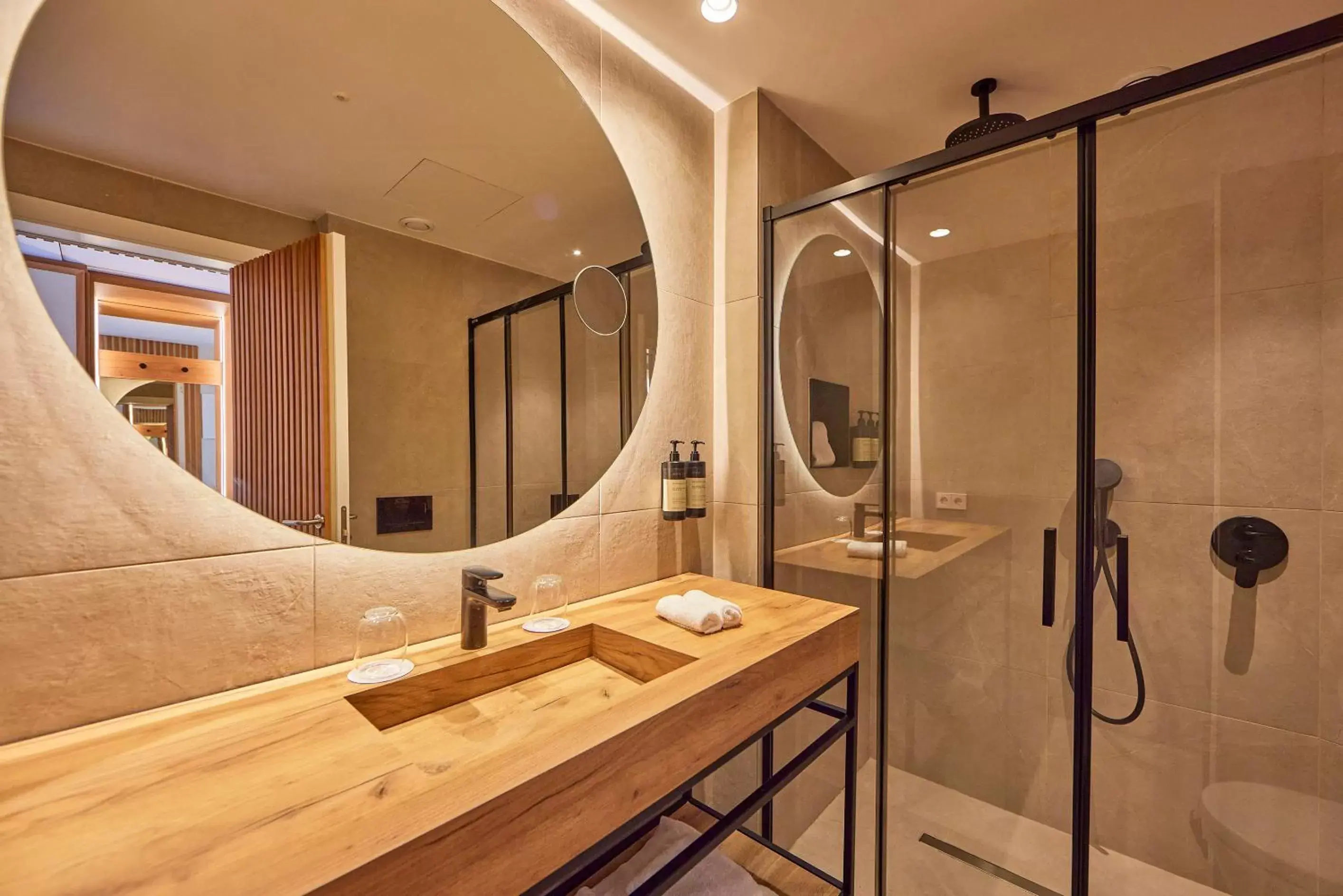 Shower, Bathroom in Universal Grand León & Spa