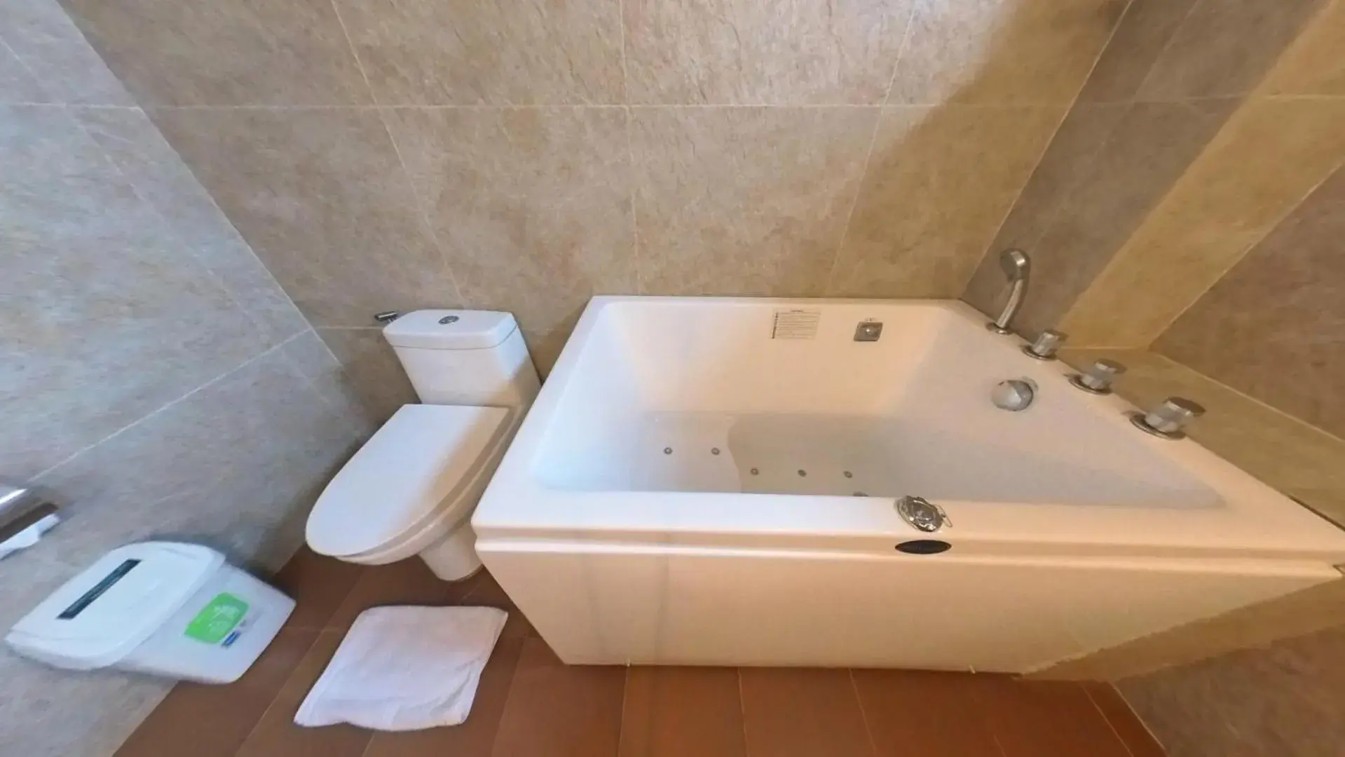 Shower, Bathroom in Alunsina Hotel and Spa