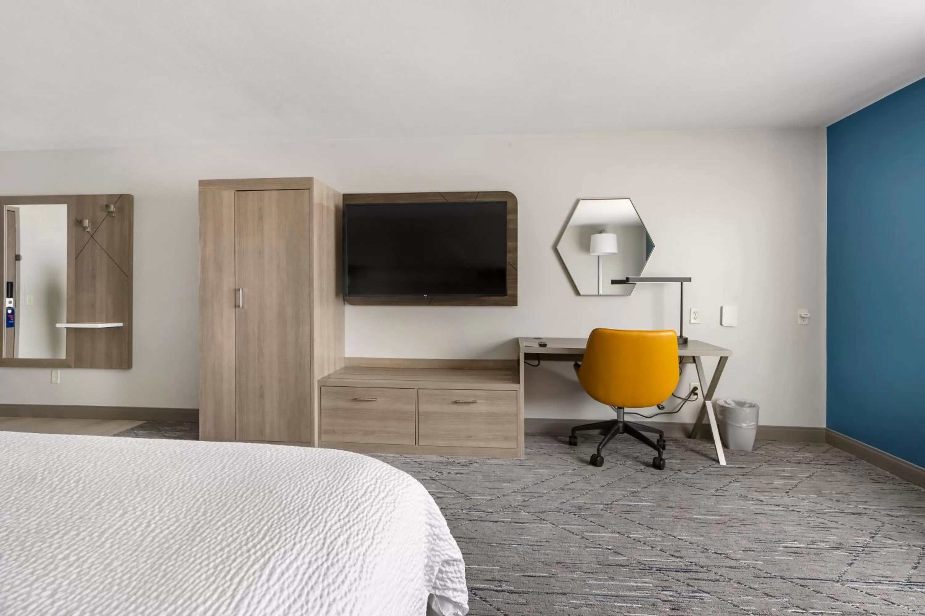 King Room with Bath Tub- Hearing Accessible/ Non-Smoking in Holiday Inn Express Peru-Lasalle Area, an IHG Hotel