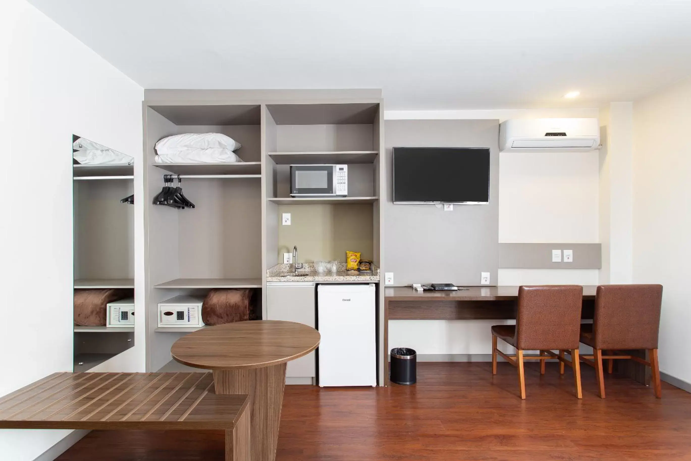 Bedroom, Kitchen/Kitchenette in Hotel Dom Rafael Premium
