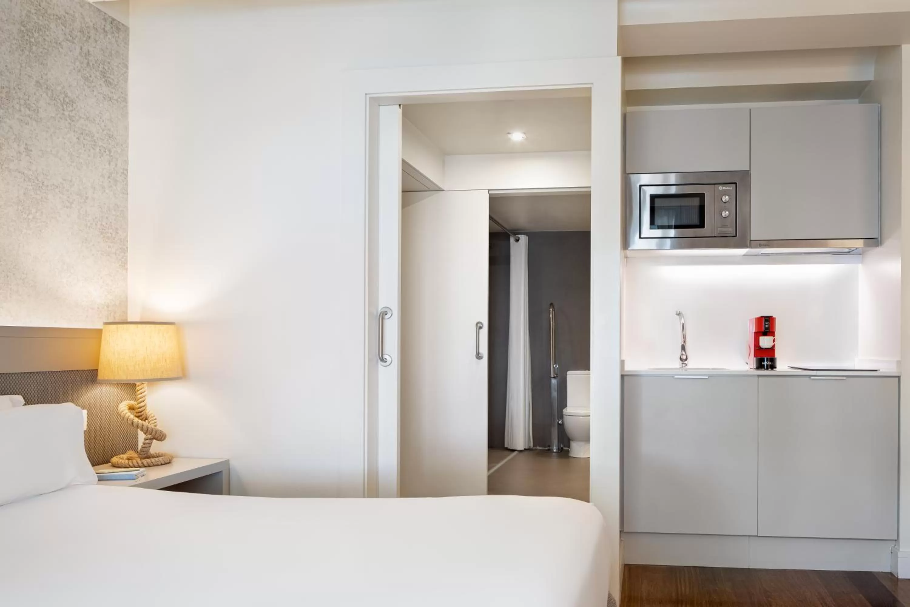 Kitchen or kitchenette, Bed in Duquesa Suites Landmark Hotel by Grup Duquessa