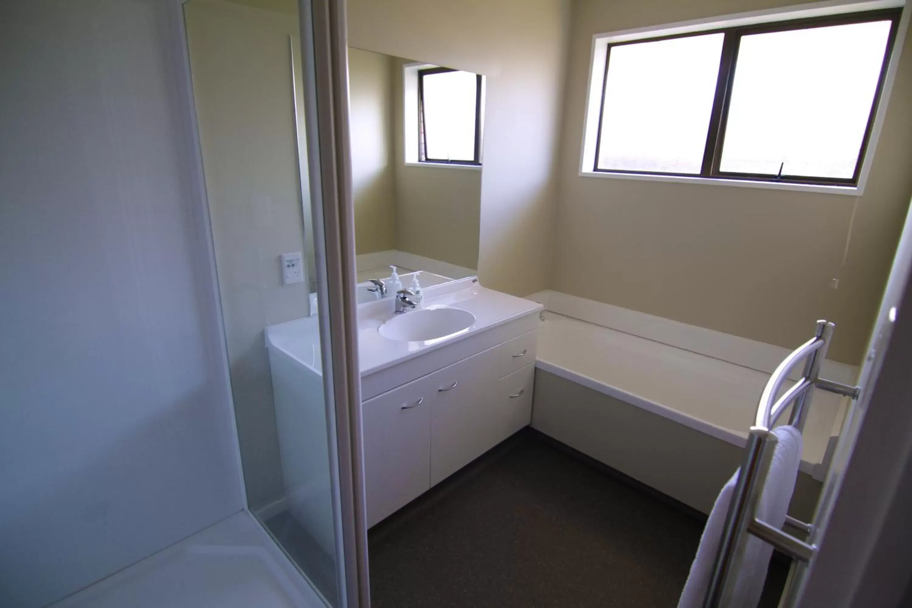 Bathroom in Metropolitan Motel on Riccarton