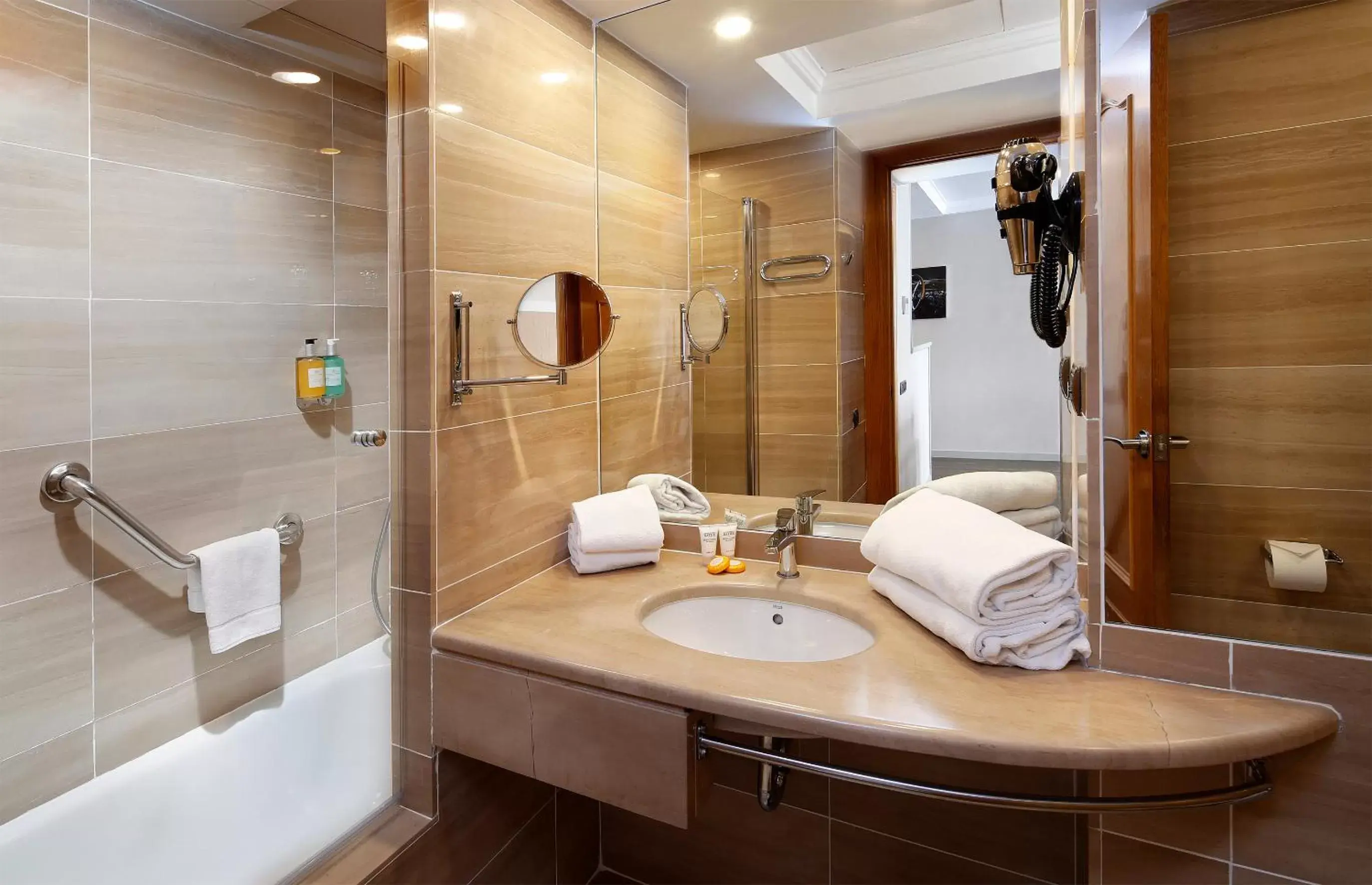 Shower, Bathroom in Apartaments-Hotel Hispanos 7 Suiza
