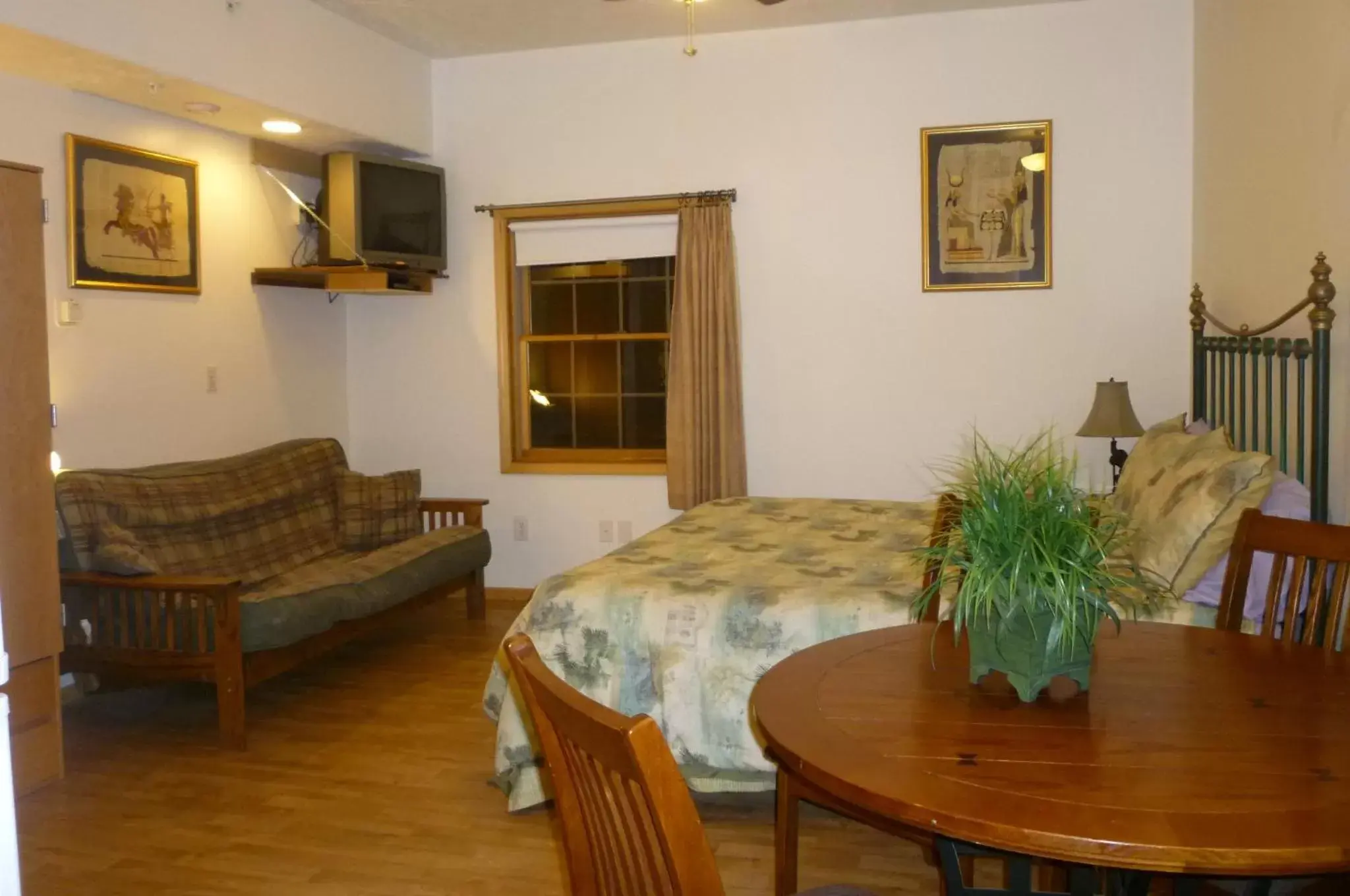 Photo of the whole room, Dining Area in Abbey Archway Inn