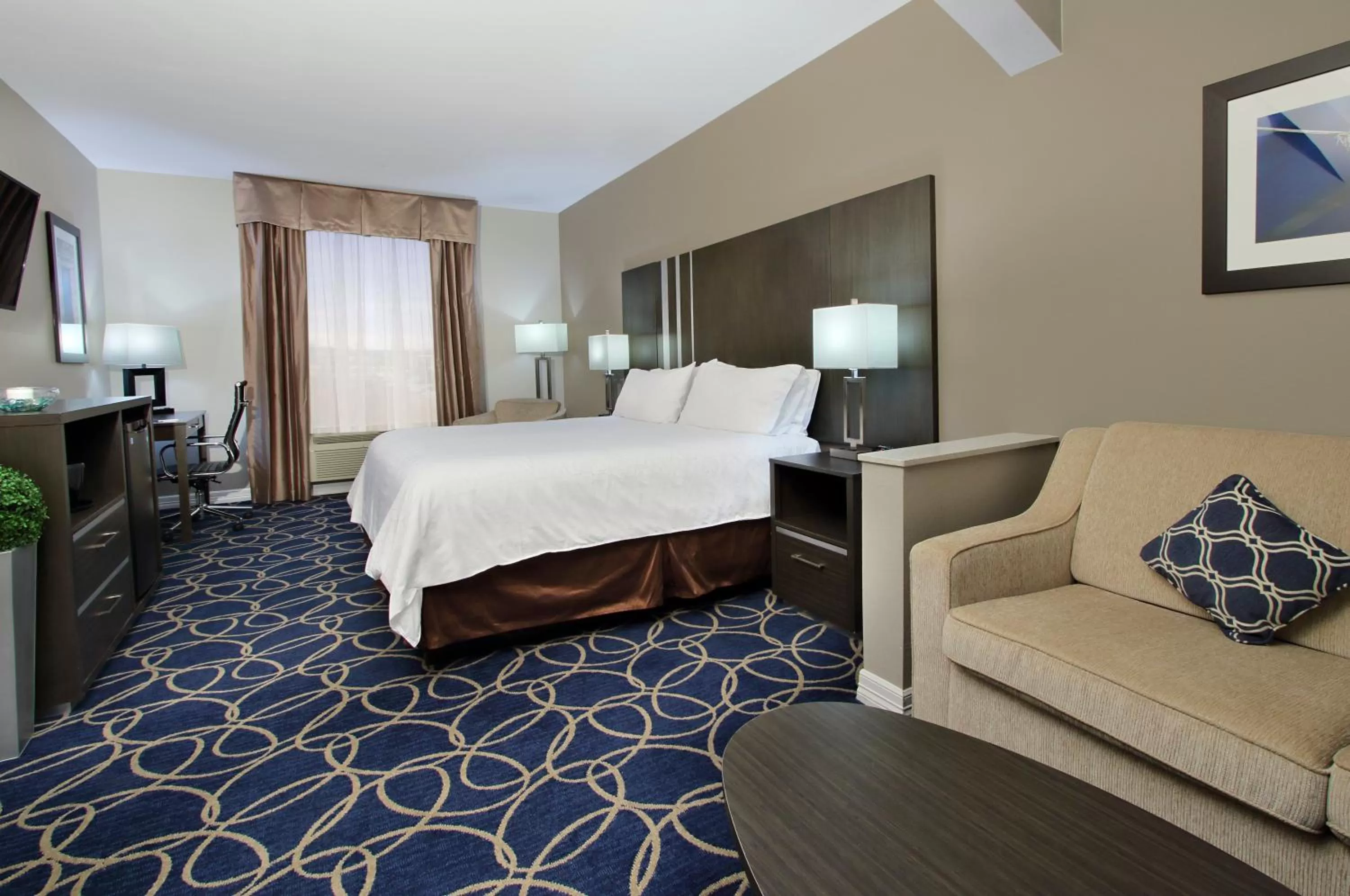 Photo of the whole room, Bed in Holiday Inn Express and Suites Houston North - IAH Area by IHG