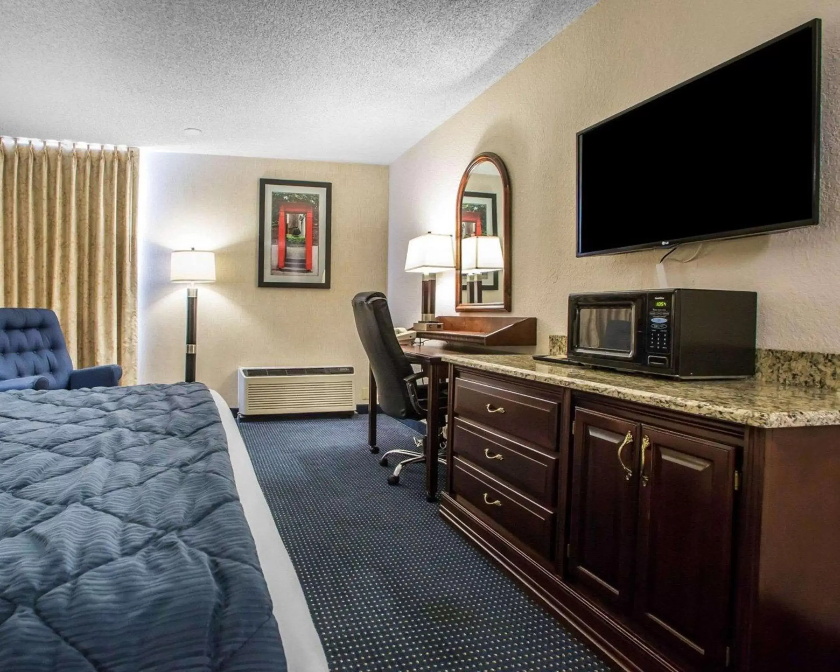 Photo of the whole room, TV/Entertainment Center in Quality Inn Schaumburg - Chicago near the Mall
