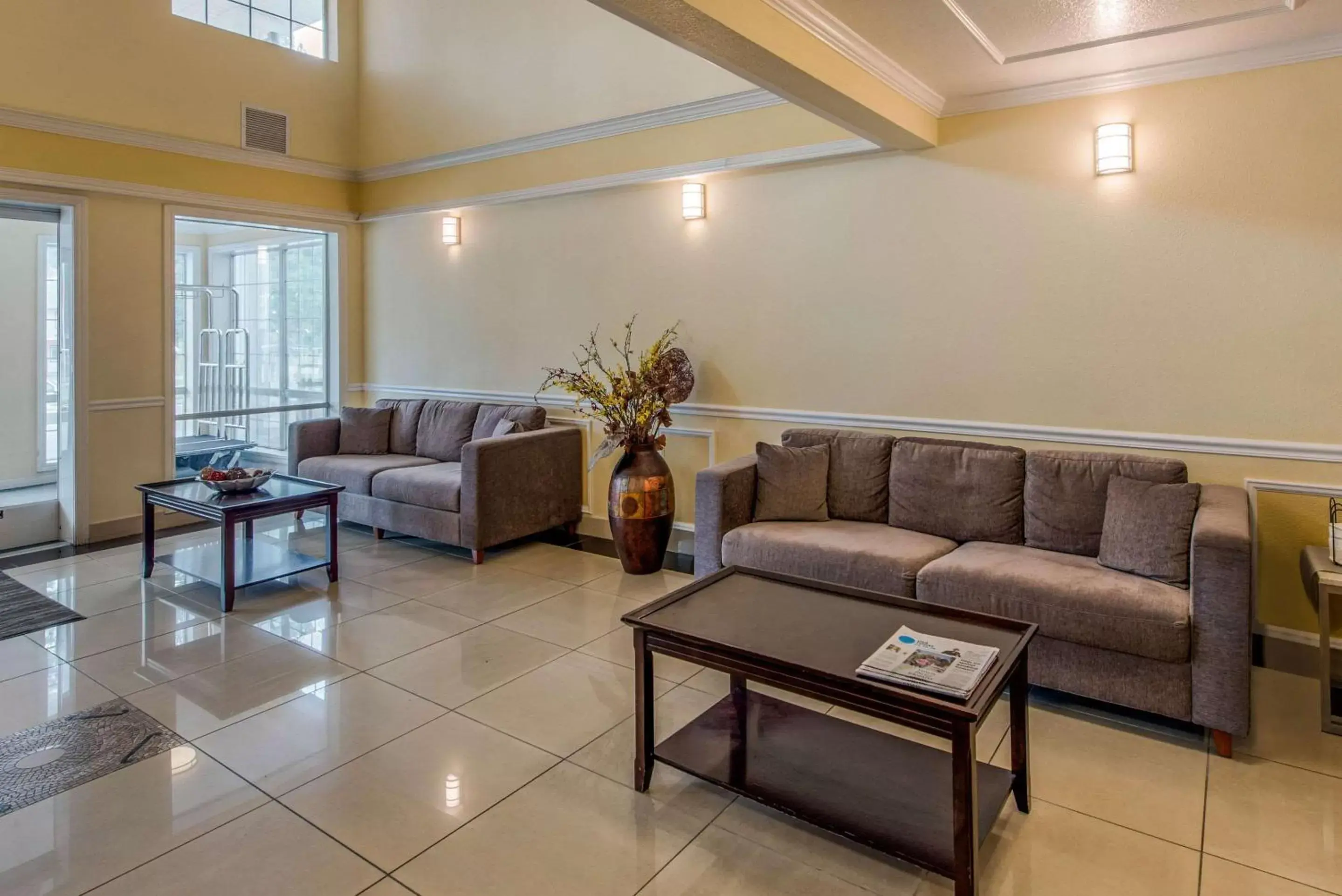 Lobby or reception, Seating Area in Comfort Inn Mount Shasta Area