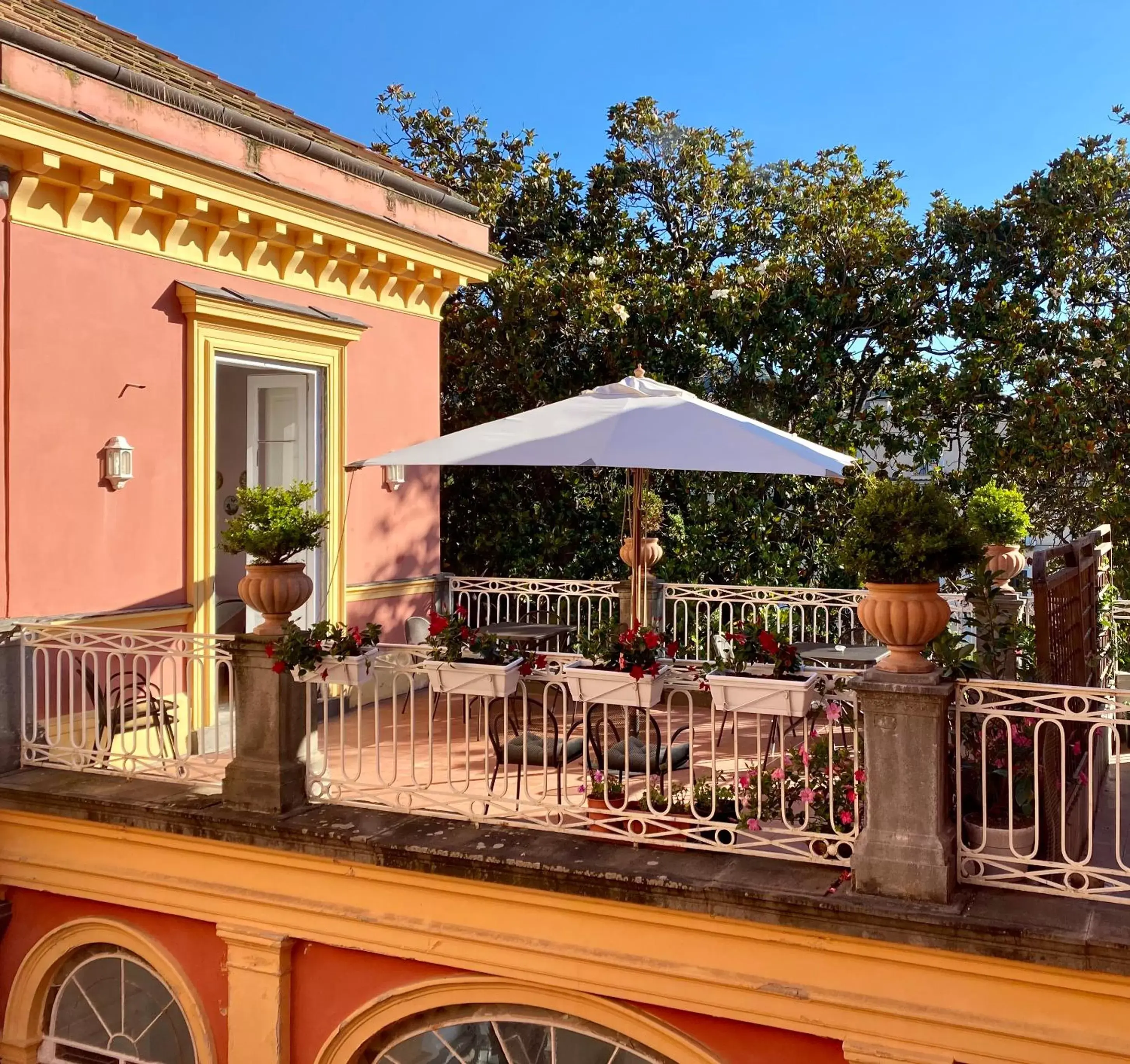 Balcony/Terrace, Restaurant/Places to Eat in The Secret Garden Relais