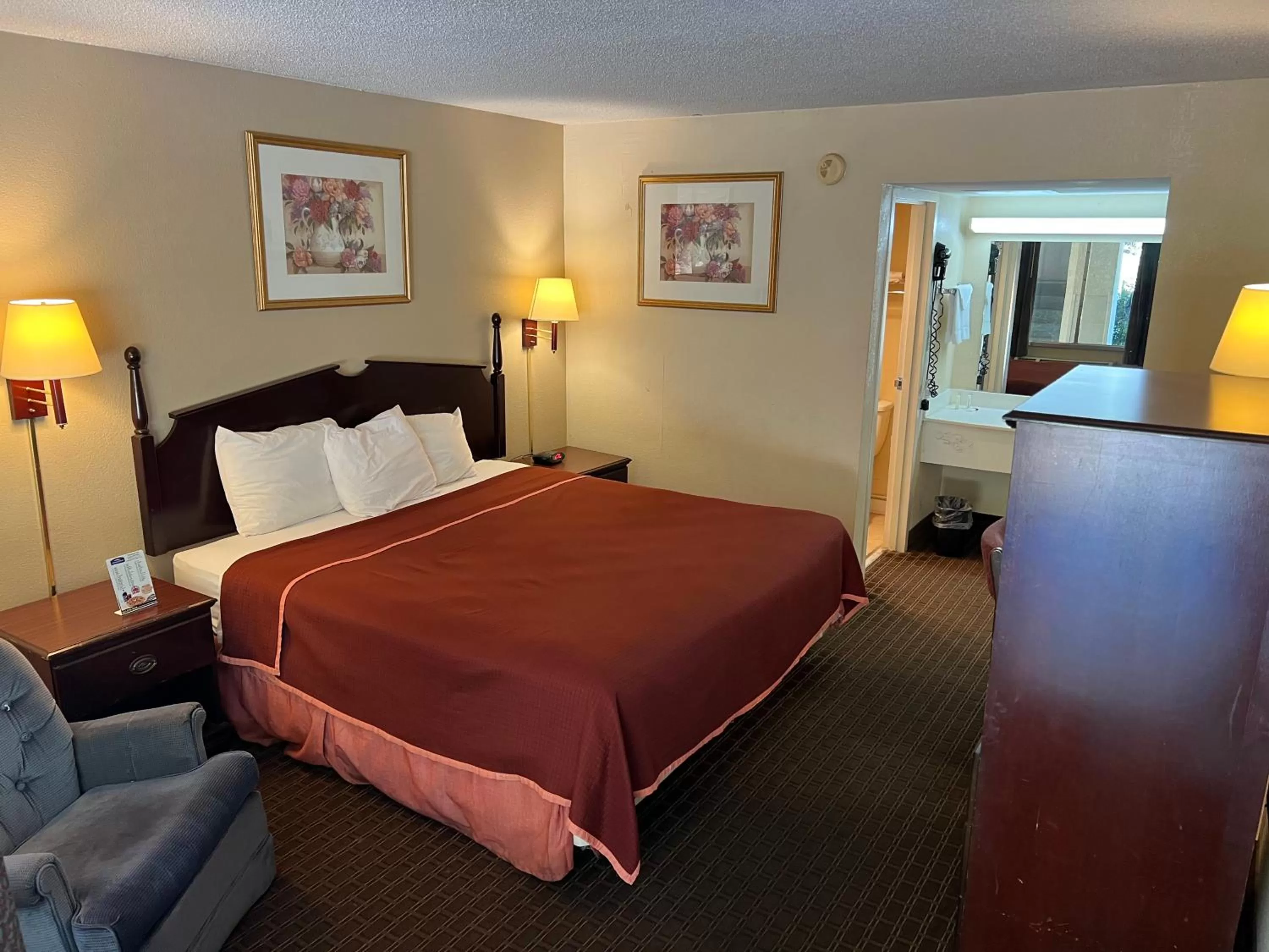 Photo of the whole room, Bed in Rodeway Inn Cleveland TN I-75