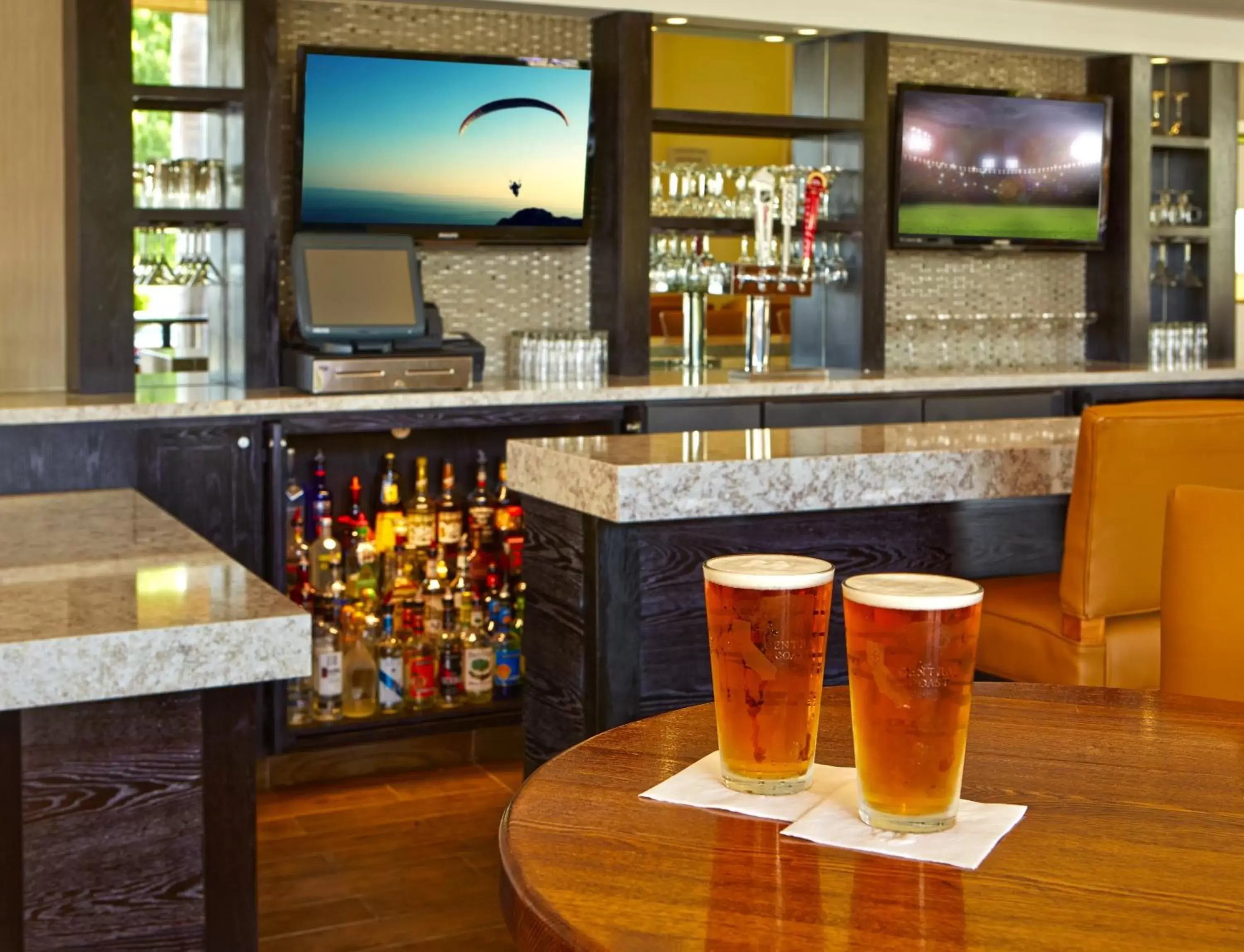 Lounge or bar in Holiday Inn & Suites Santa Maria, an IHG Hotel