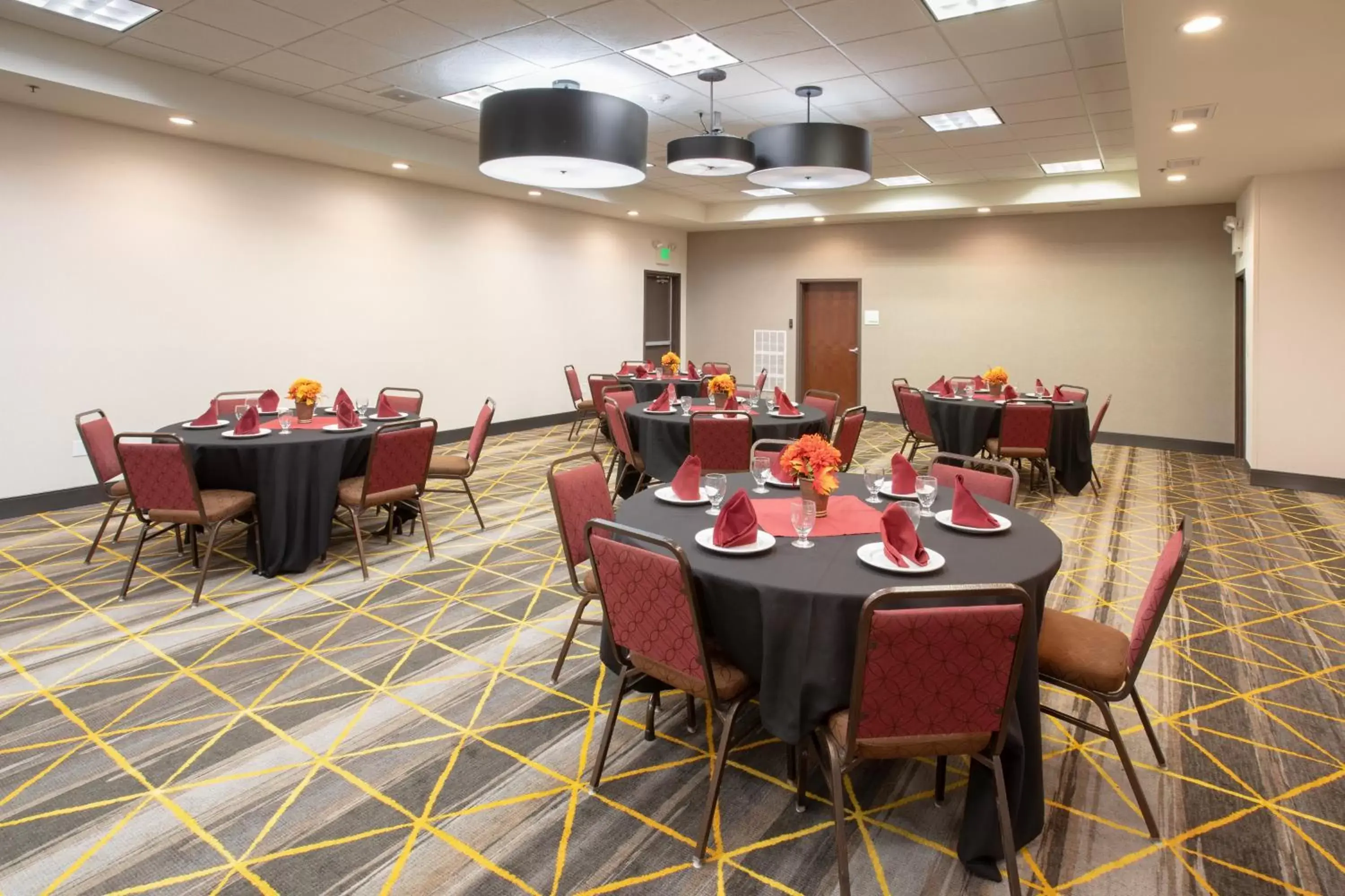 Meeting/conference room, Restaurant/Places to Eat in Holiday Inn & Suites Durango Downtown, an IHG Hotel